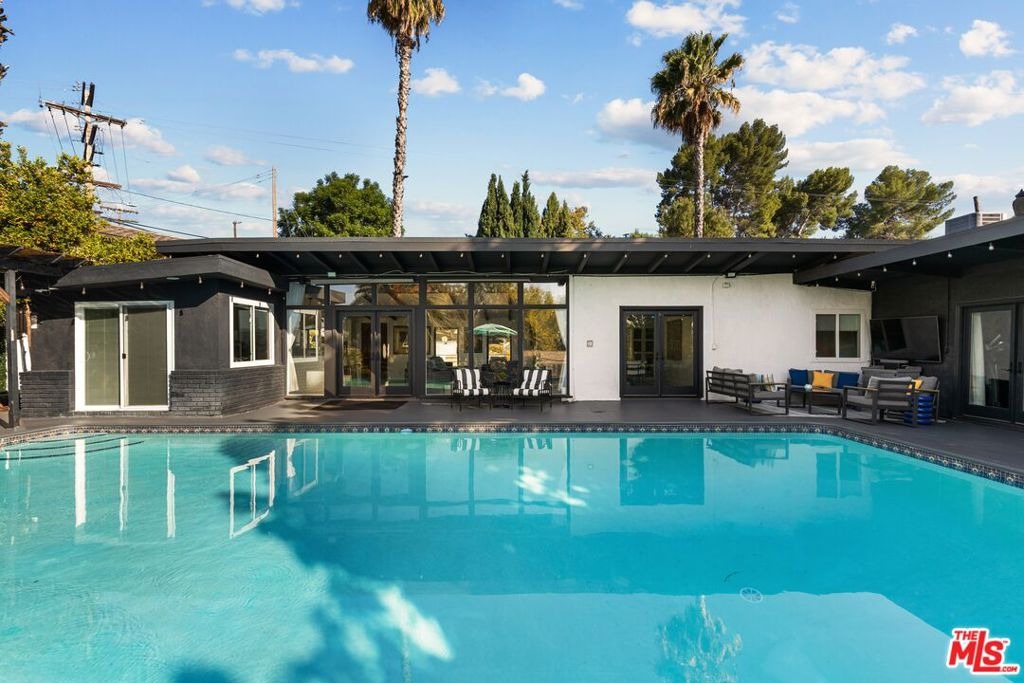 Macfarlane Dr, Woodland Hills, CA 91364