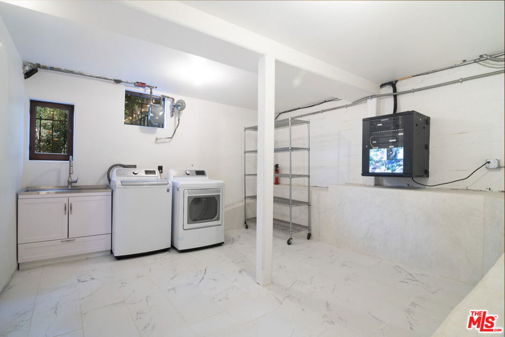 Knoll Dr, Los Angeles, CA 90068