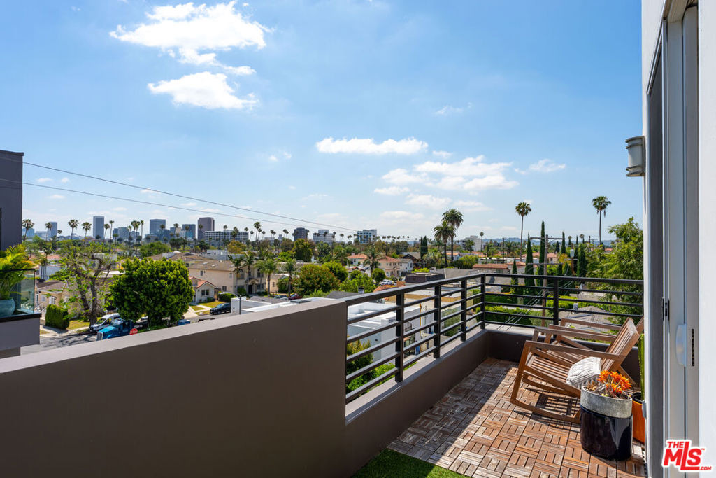 Arnaz Dr, Los Angeles, CA 90048