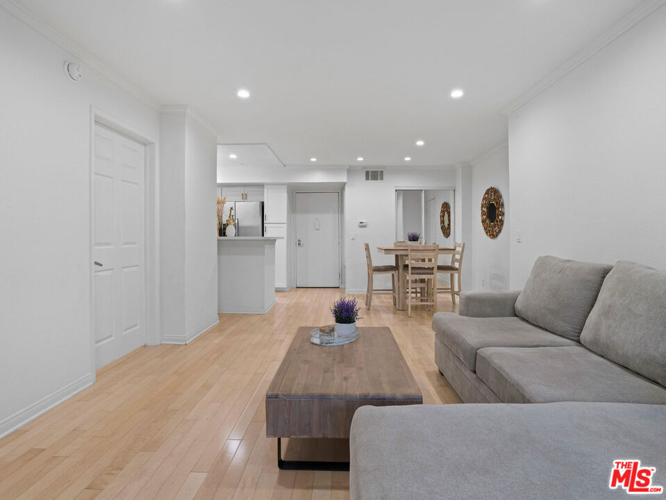 Burbank Blvd, Woodland Hills, CA 91367