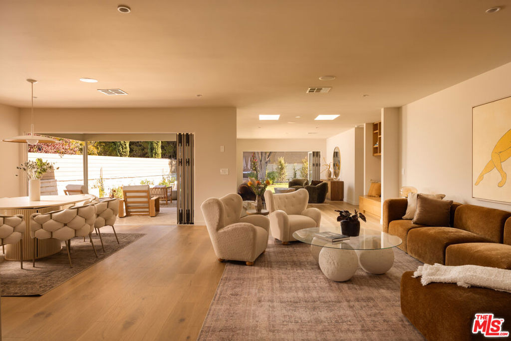 Willowcrest Ave, Studio City, CA 91604