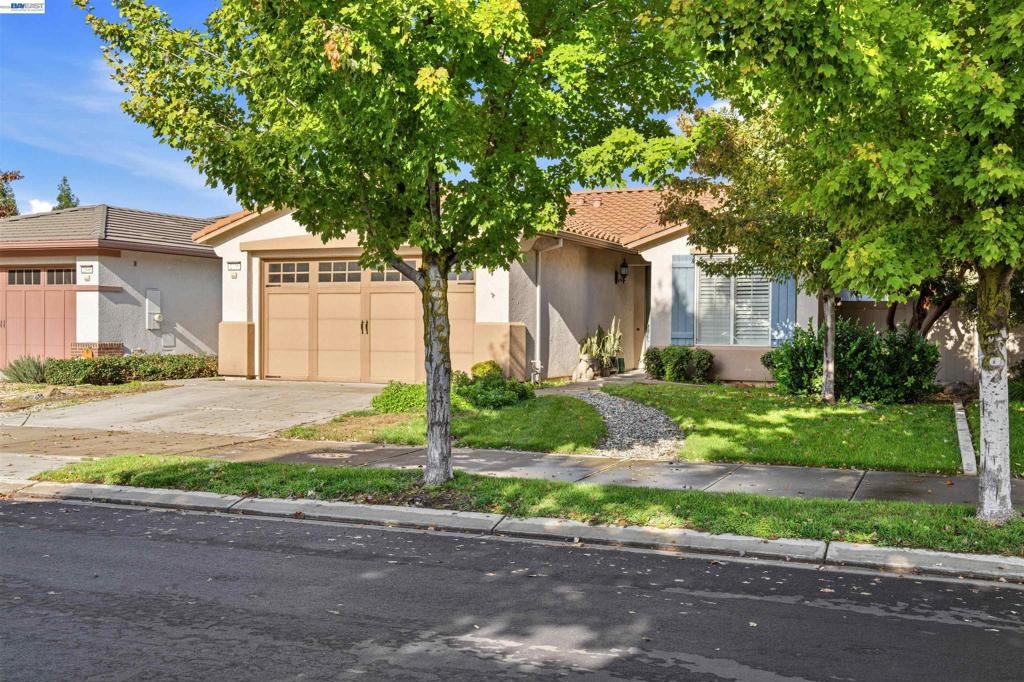 Shadow Berry Dr, Manteca, CA 95336