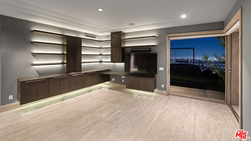 Viewmont Dr, Los Angeles, CA 90069