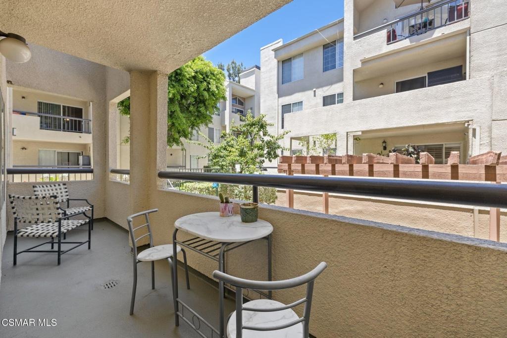 Owensmouth Ave, Woodland Hills, CA 91367