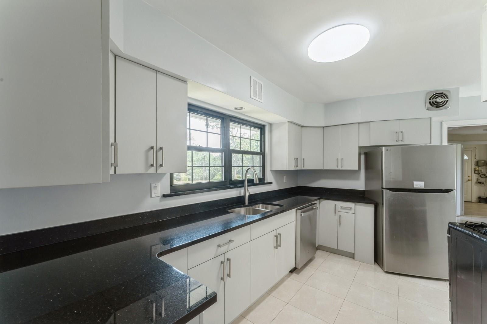 Foxwood Rd, Great Neck, NY 11024 #1