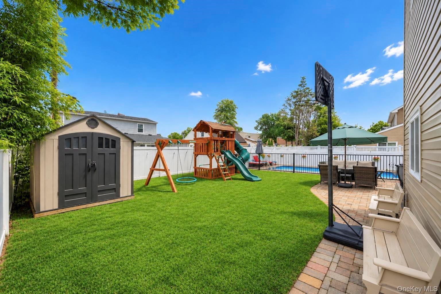 Miller Pl, Levittown, NY 11756