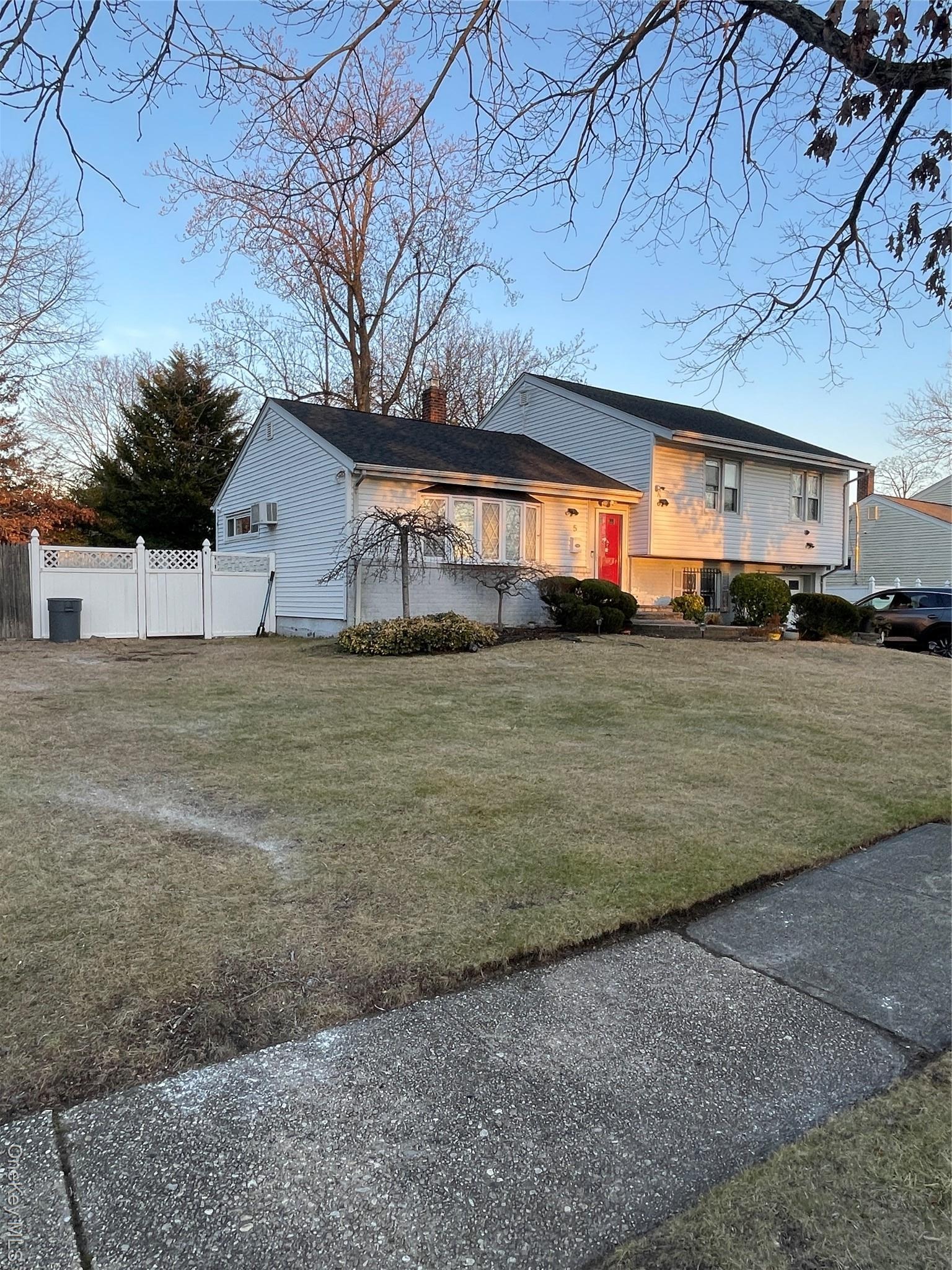 Talbot Dr, Westbury, NY 11590