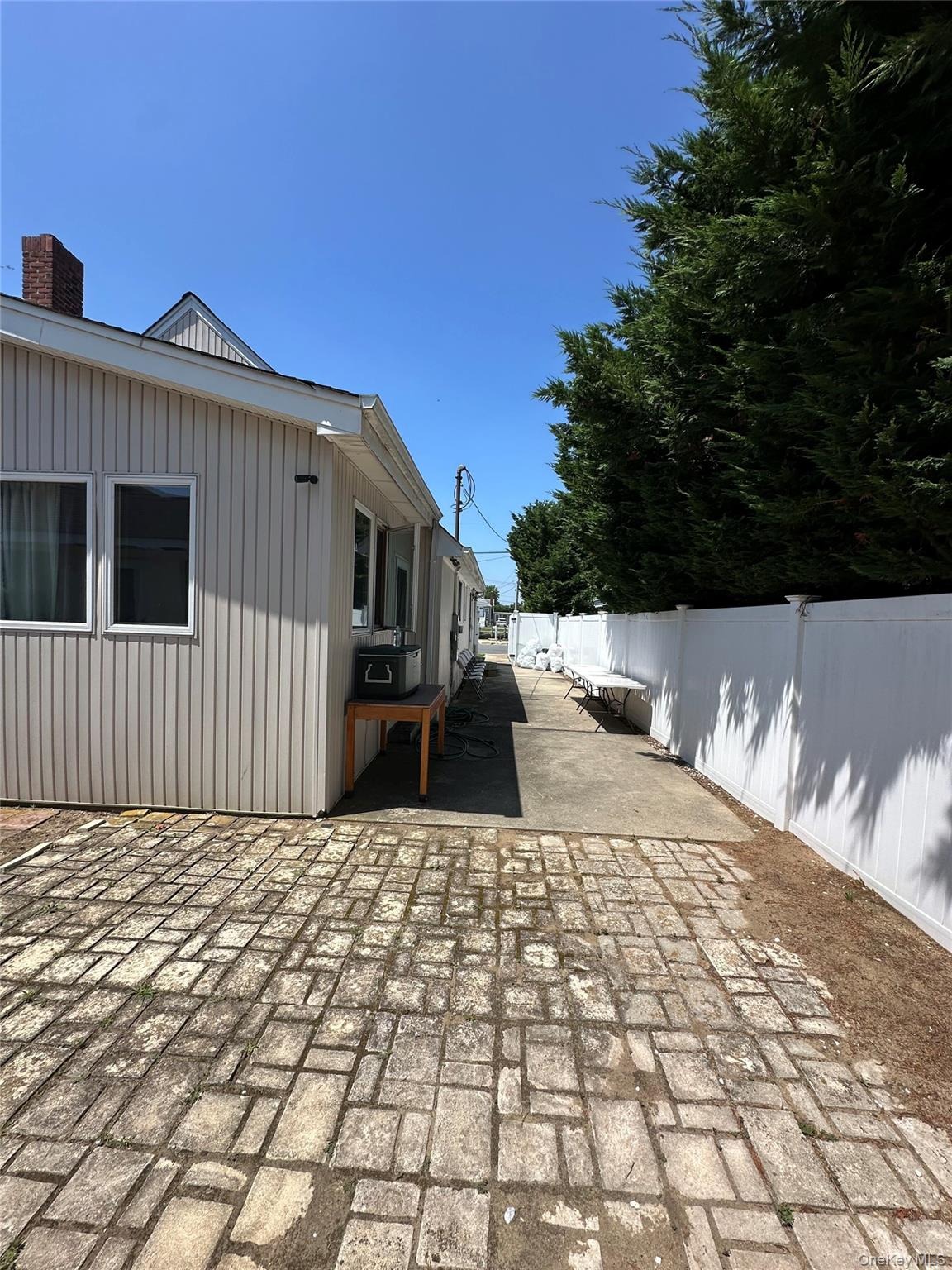 Riviera Dr, Lindenhurst, NY 11757