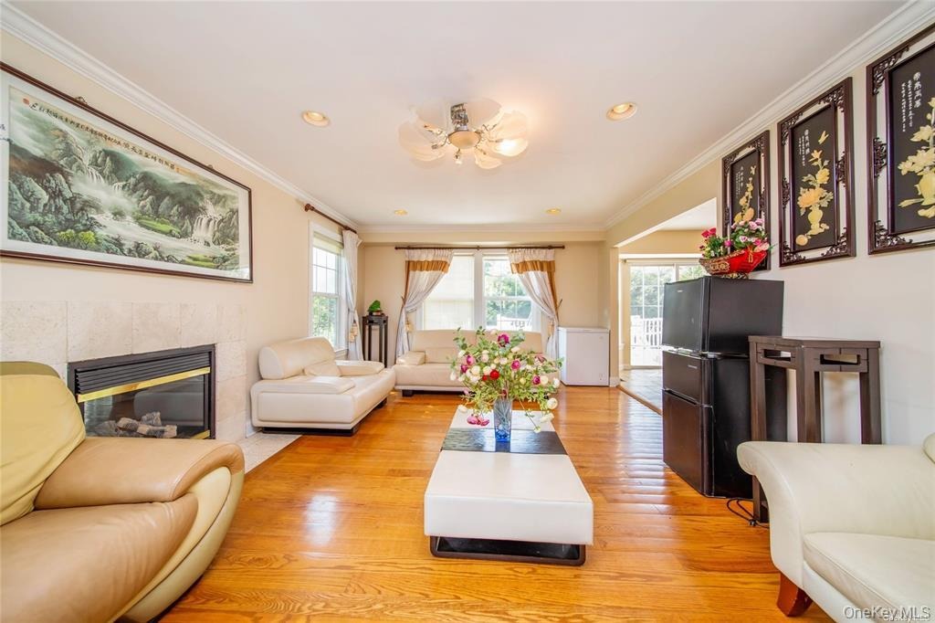 Maple St, Roslyn Heights, NY 11577 #1