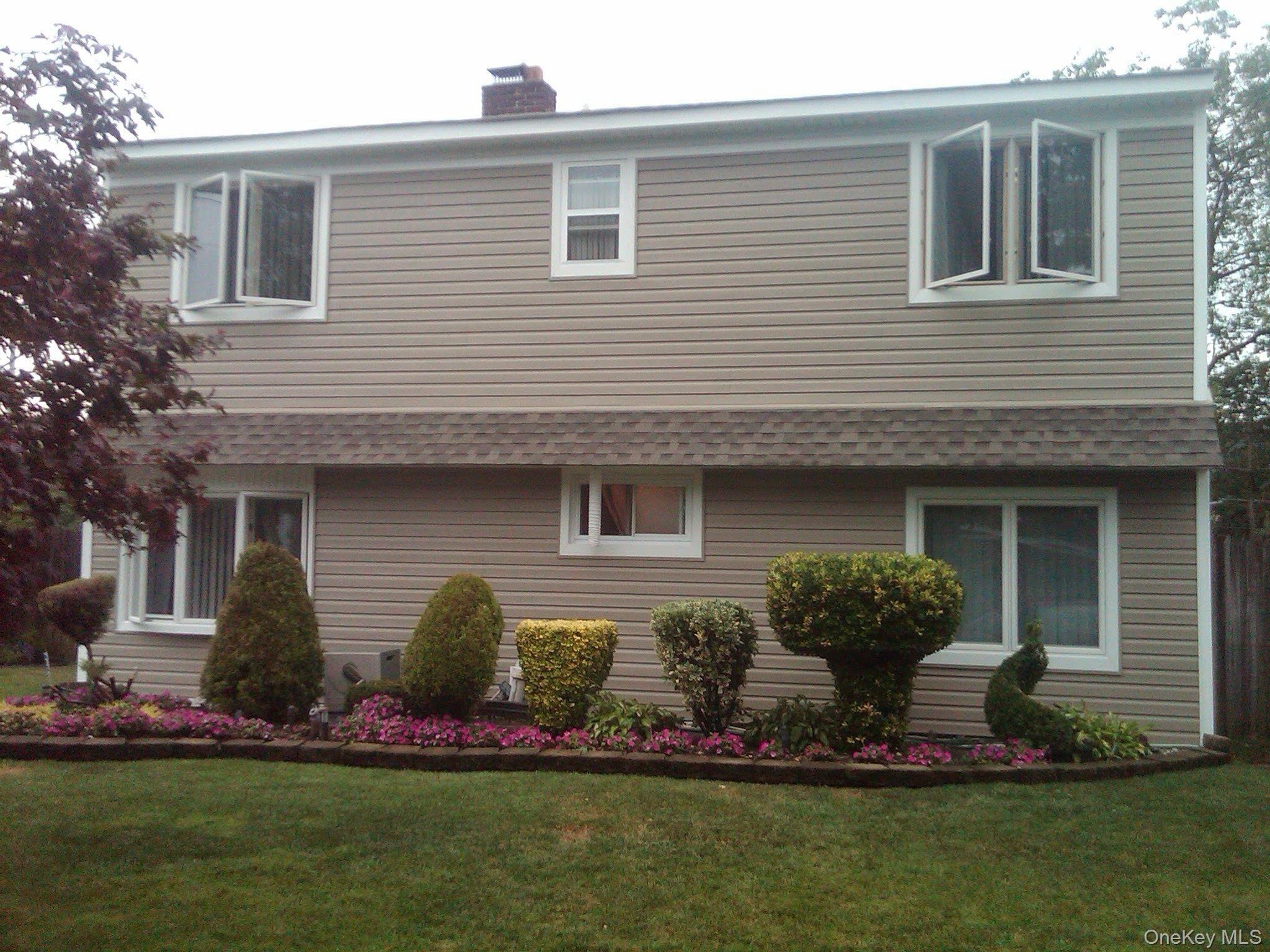 Trumpet Ln, Levittown, NY 11756