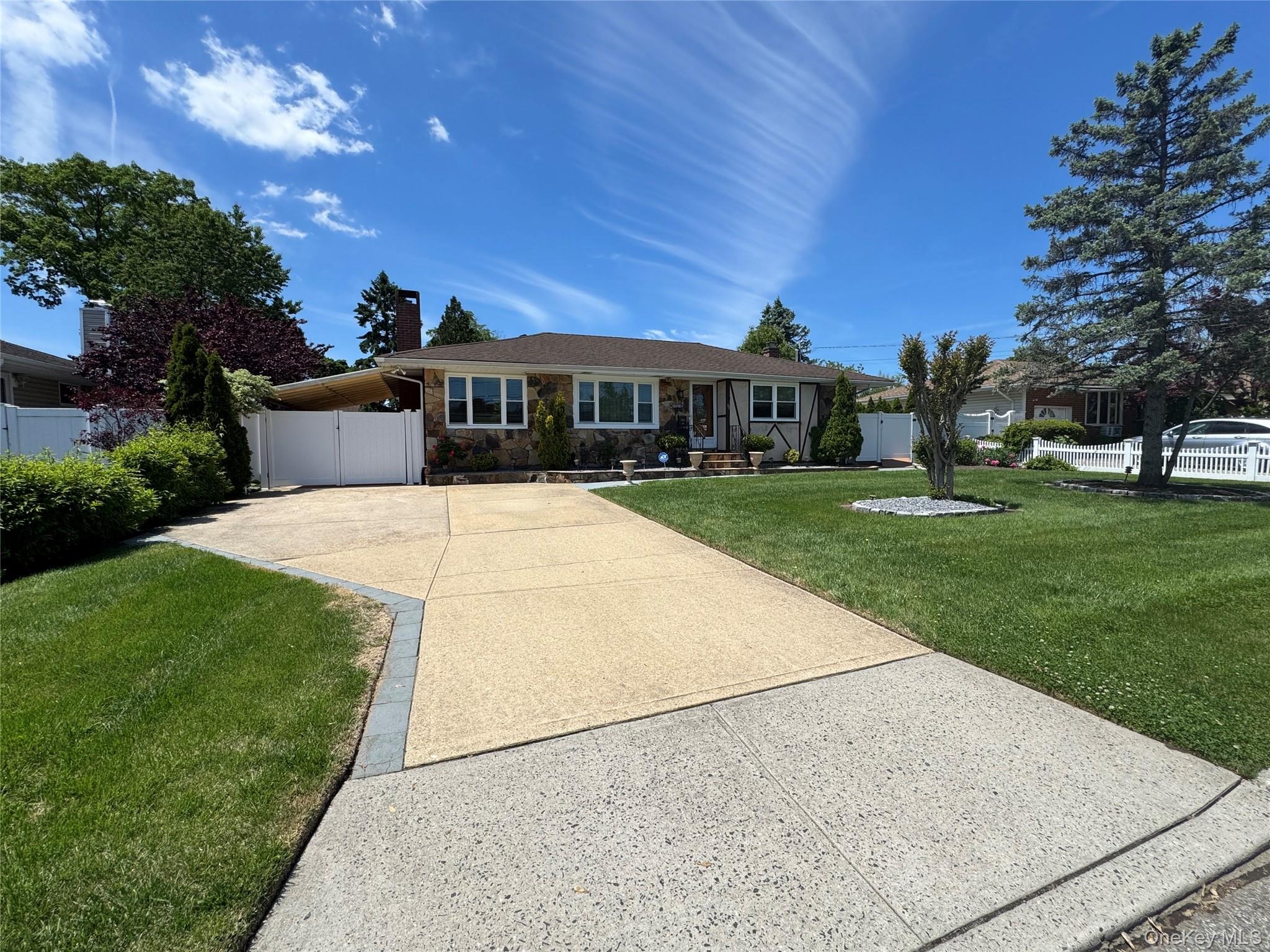 8th St, Deer Park, NY 11729