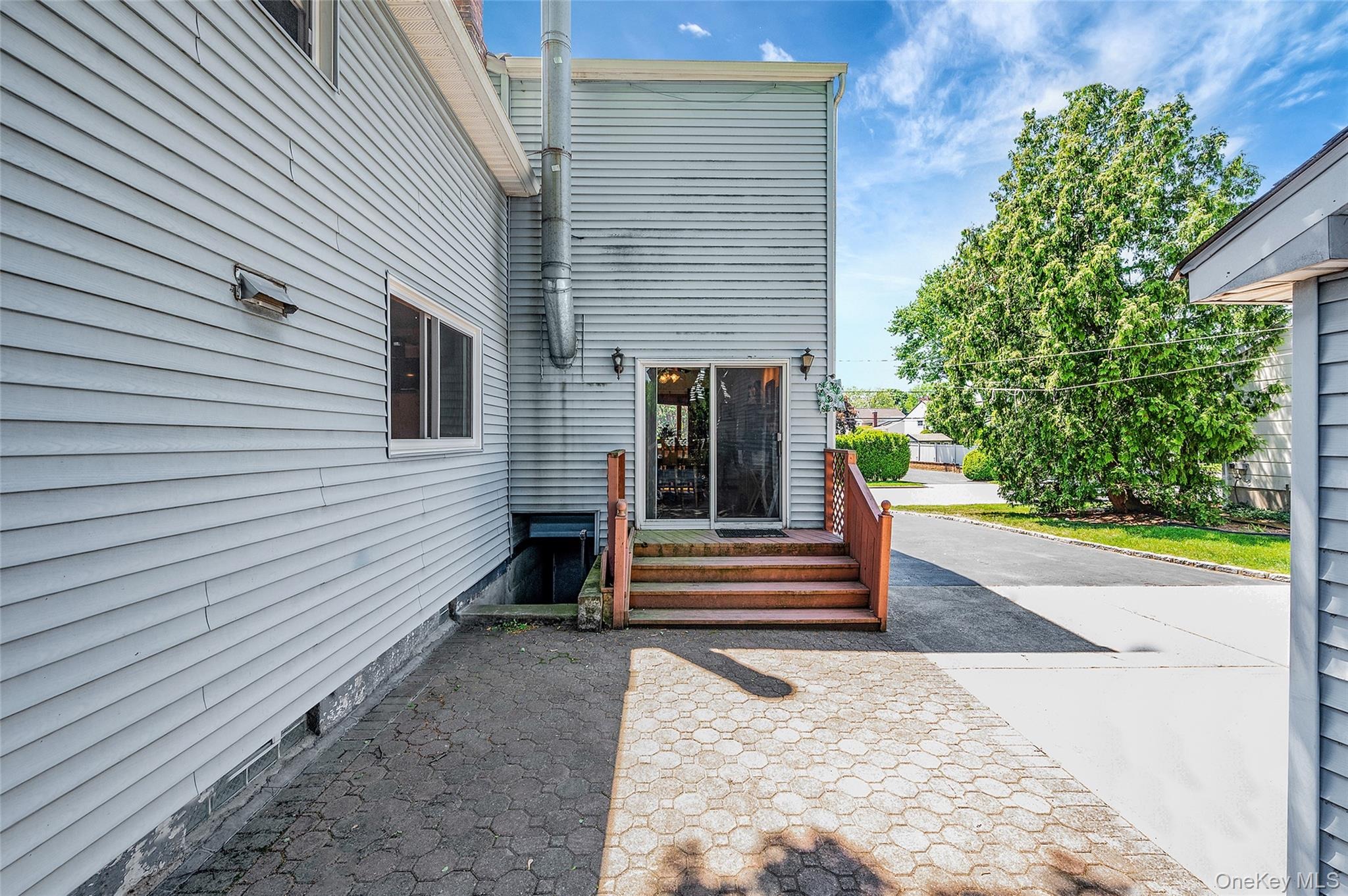 Saint Marks Pl, East Meadow, NY 11554