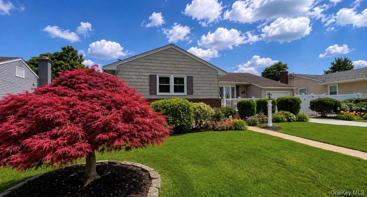 Taylor Dr, Farmingdale, NY 11735 #1