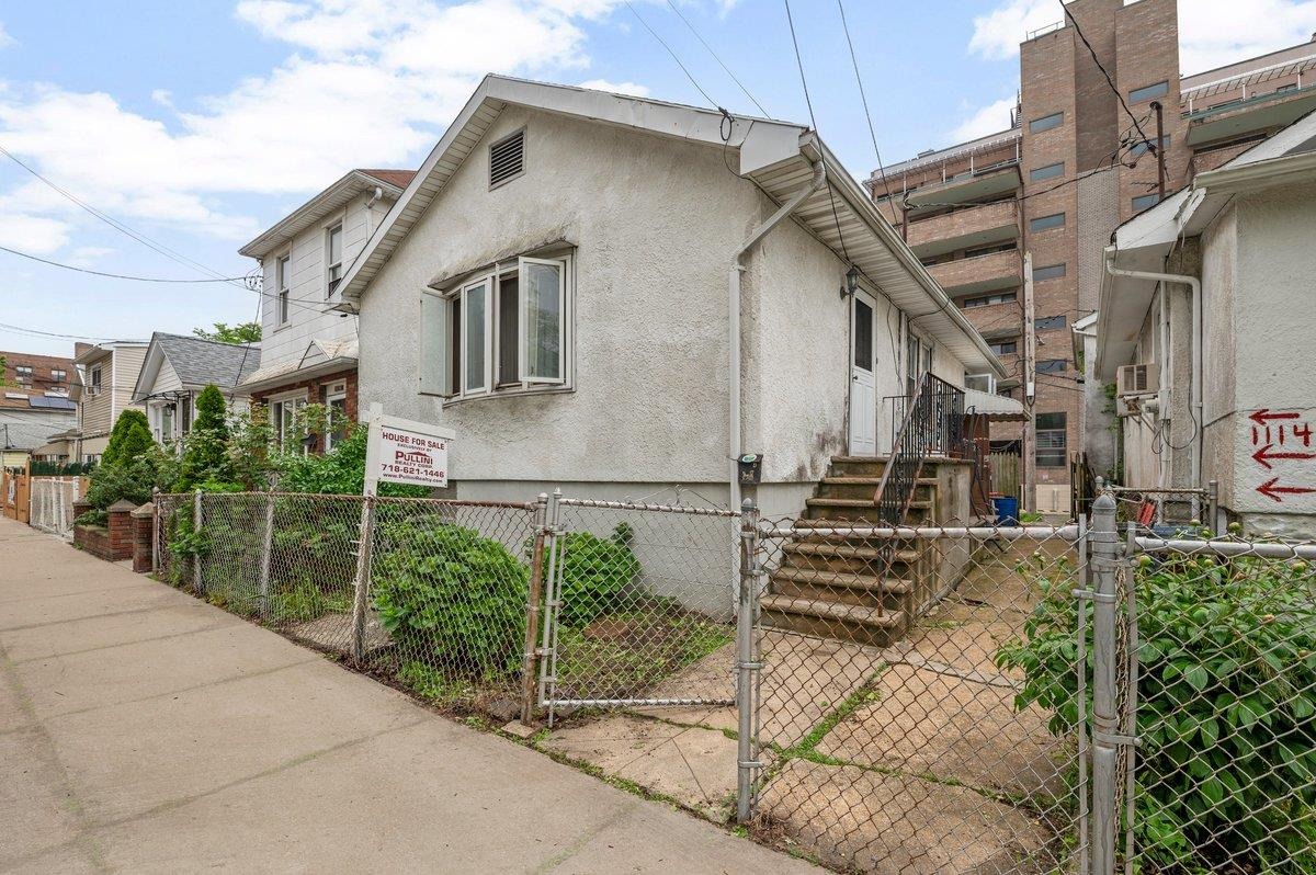 Banner Ave, Brooklyn, NY 11235 #1
