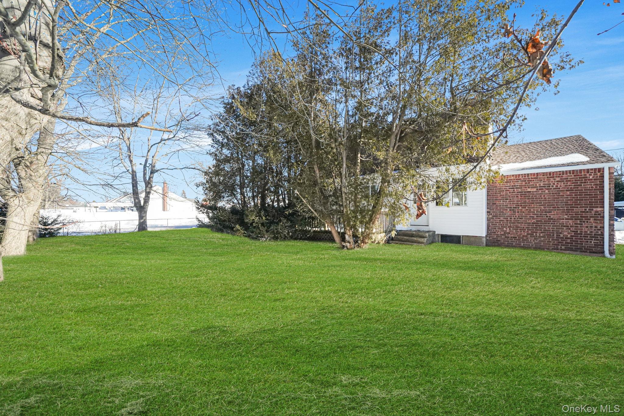17th St, Deer Park, NY 11729