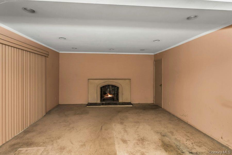 Cedar Dr, Roslyn, NY 11576
