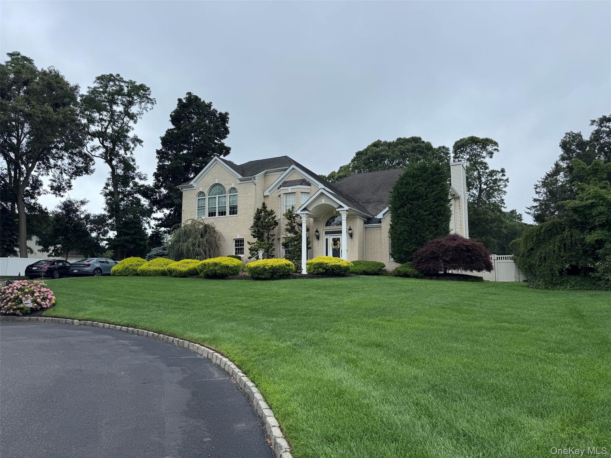 Hamilton Pl, Lake Grove, NY 11755