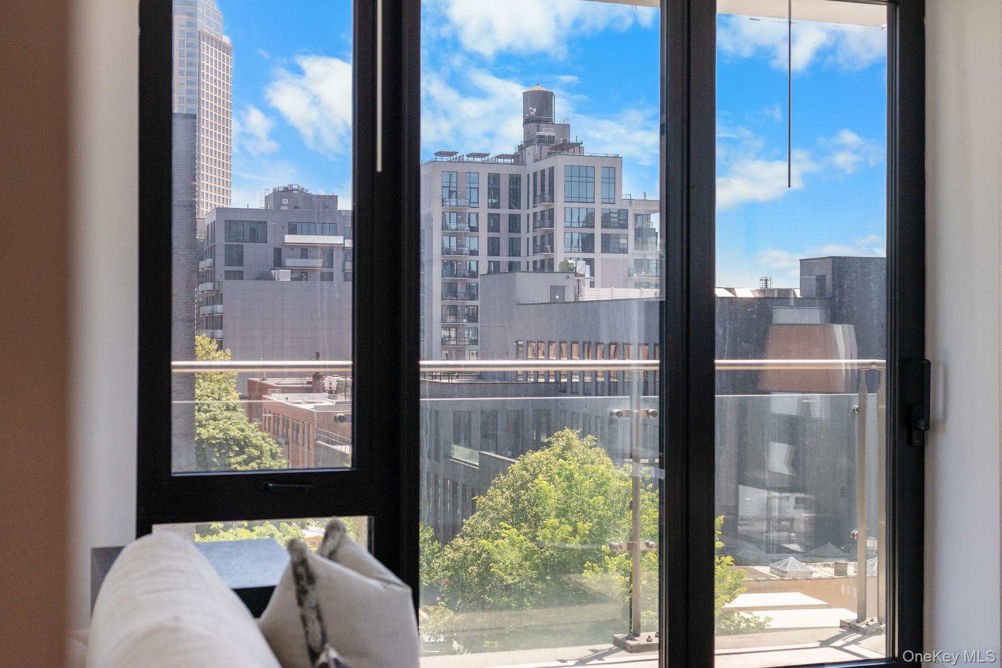 11th St, Long Island City, NY 11101