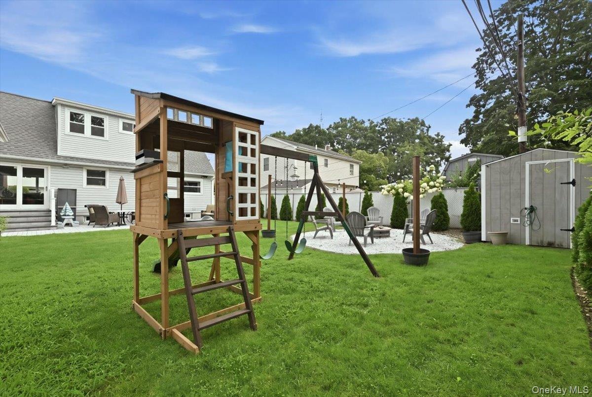 Robert Pl, Seaford, NY 11783