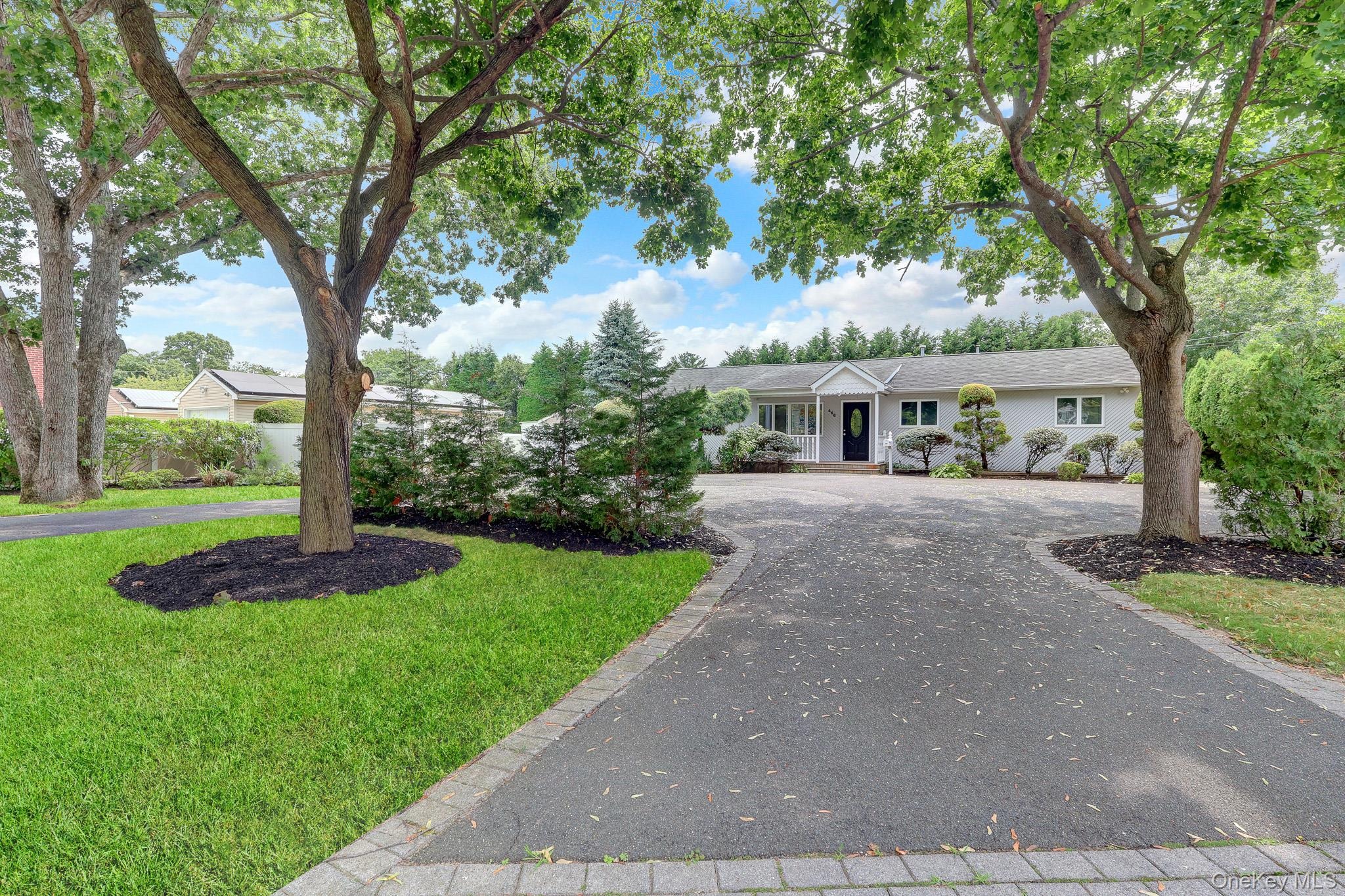 4th St, West Islip, NY 11795
