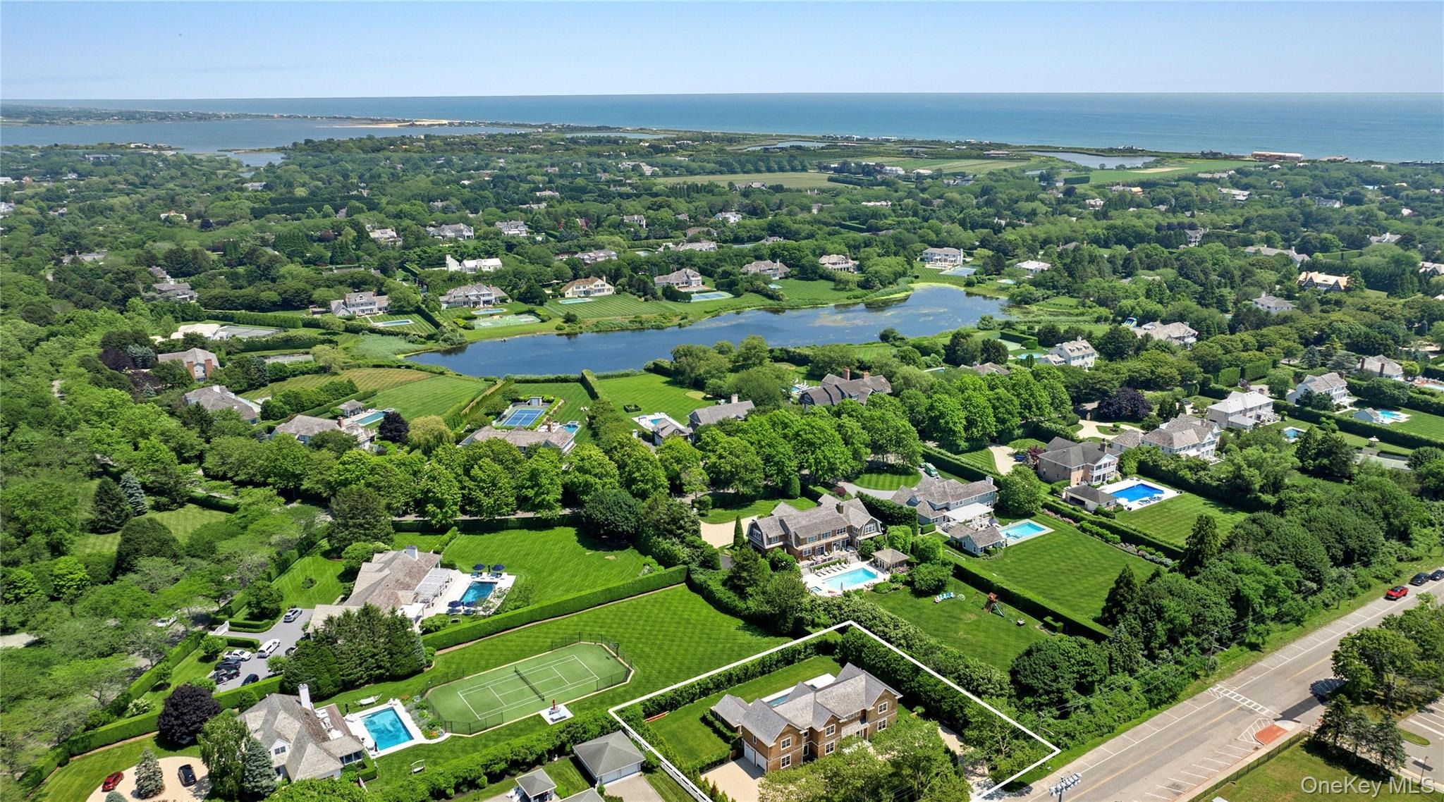 Narrow Ln, Southampton, NY 11968