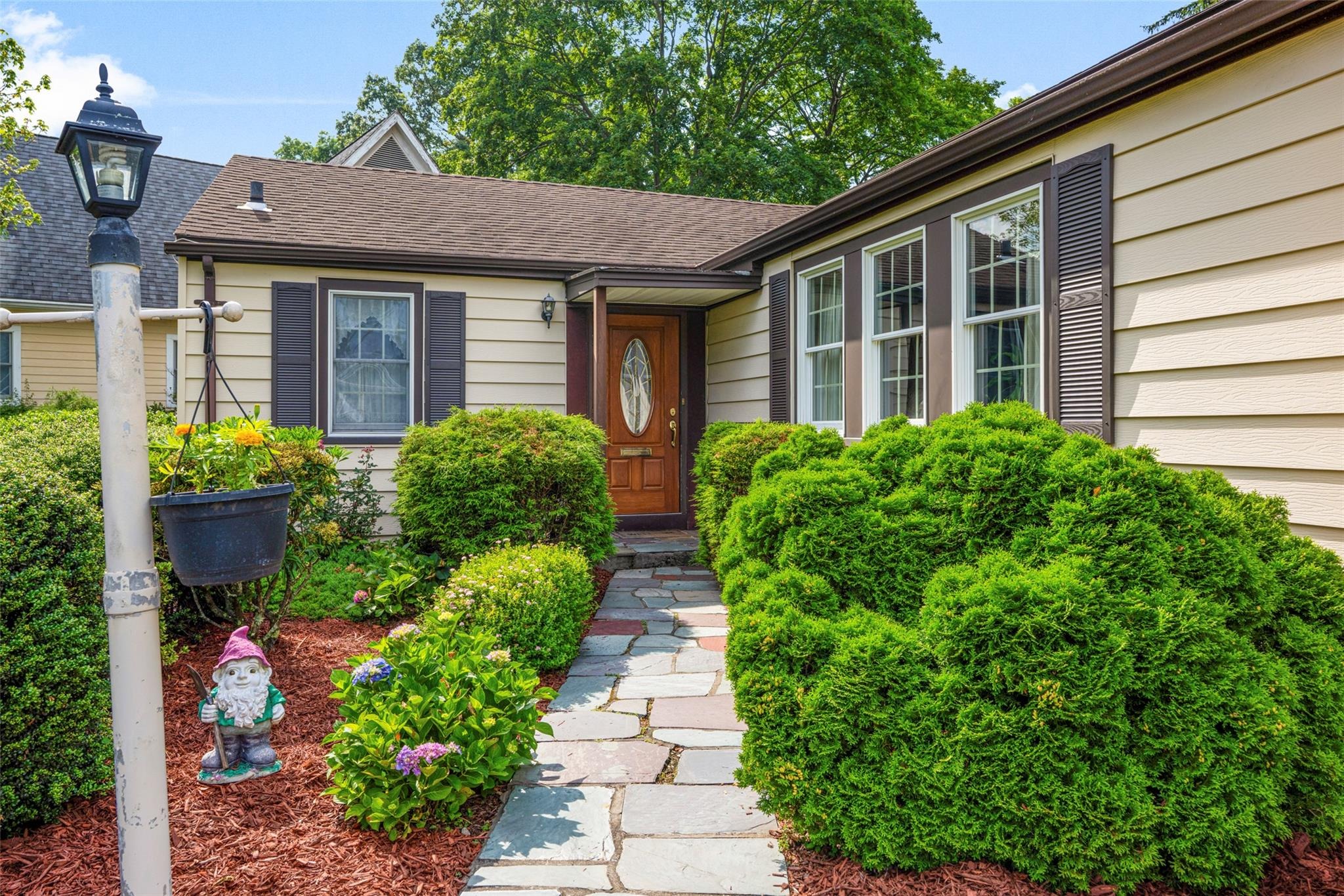 Ria Dr, White Plains, NY 10605
