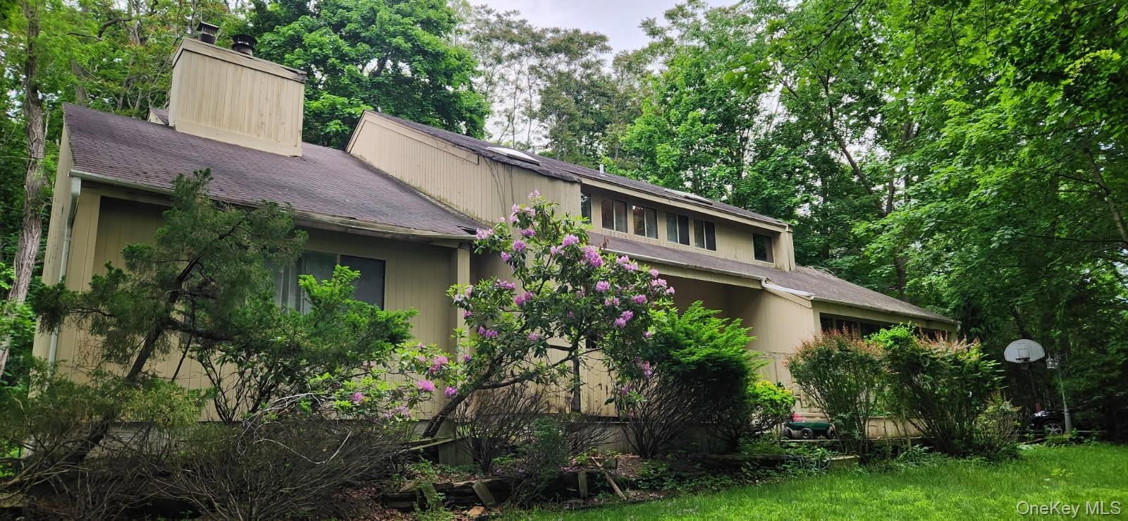Gnarled Hollow Rd, East Setauket, NY 11733
