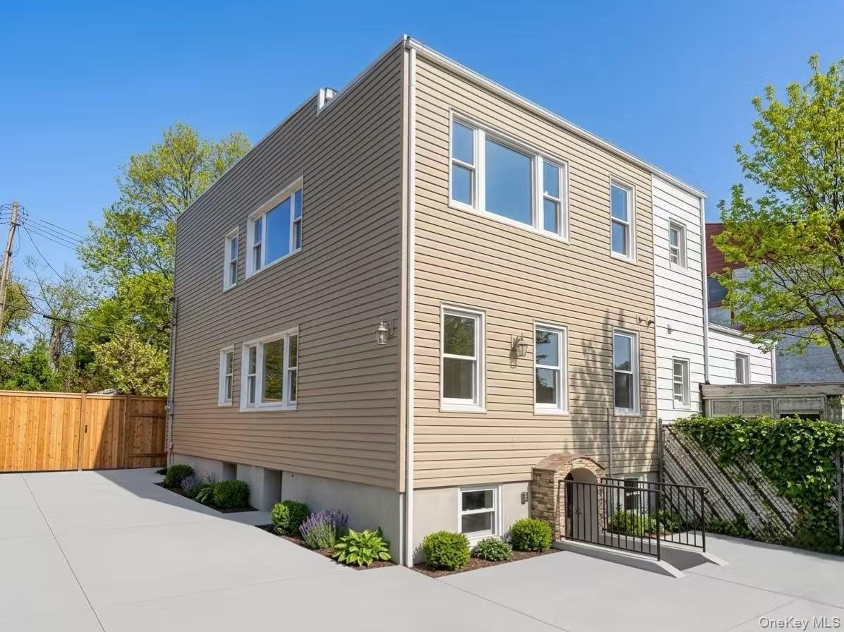 75 St, Flushing, NY 11379