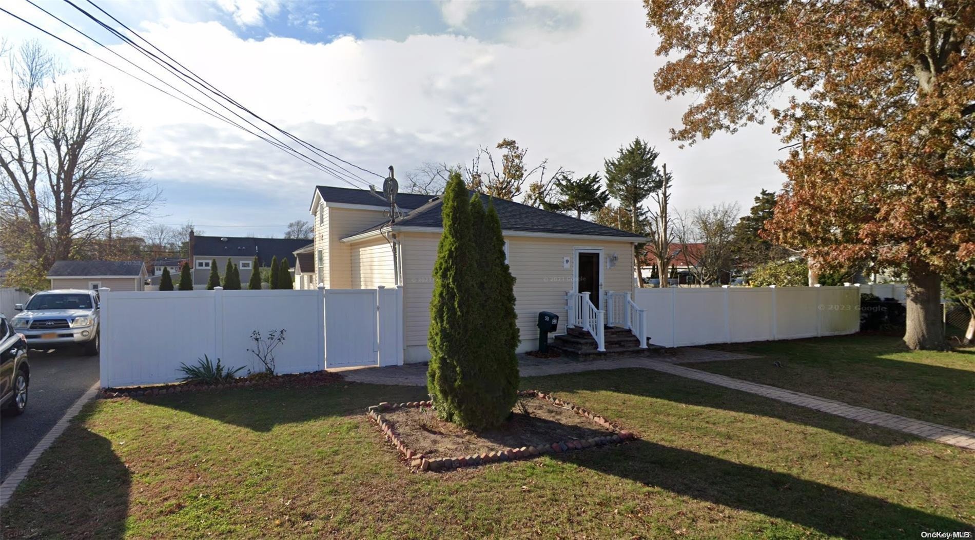 7th St, Lindenhurst, NY 11757