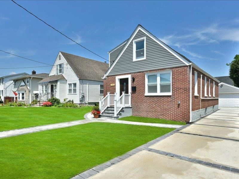 Evelyn Rd, Mineola, NY 11501
