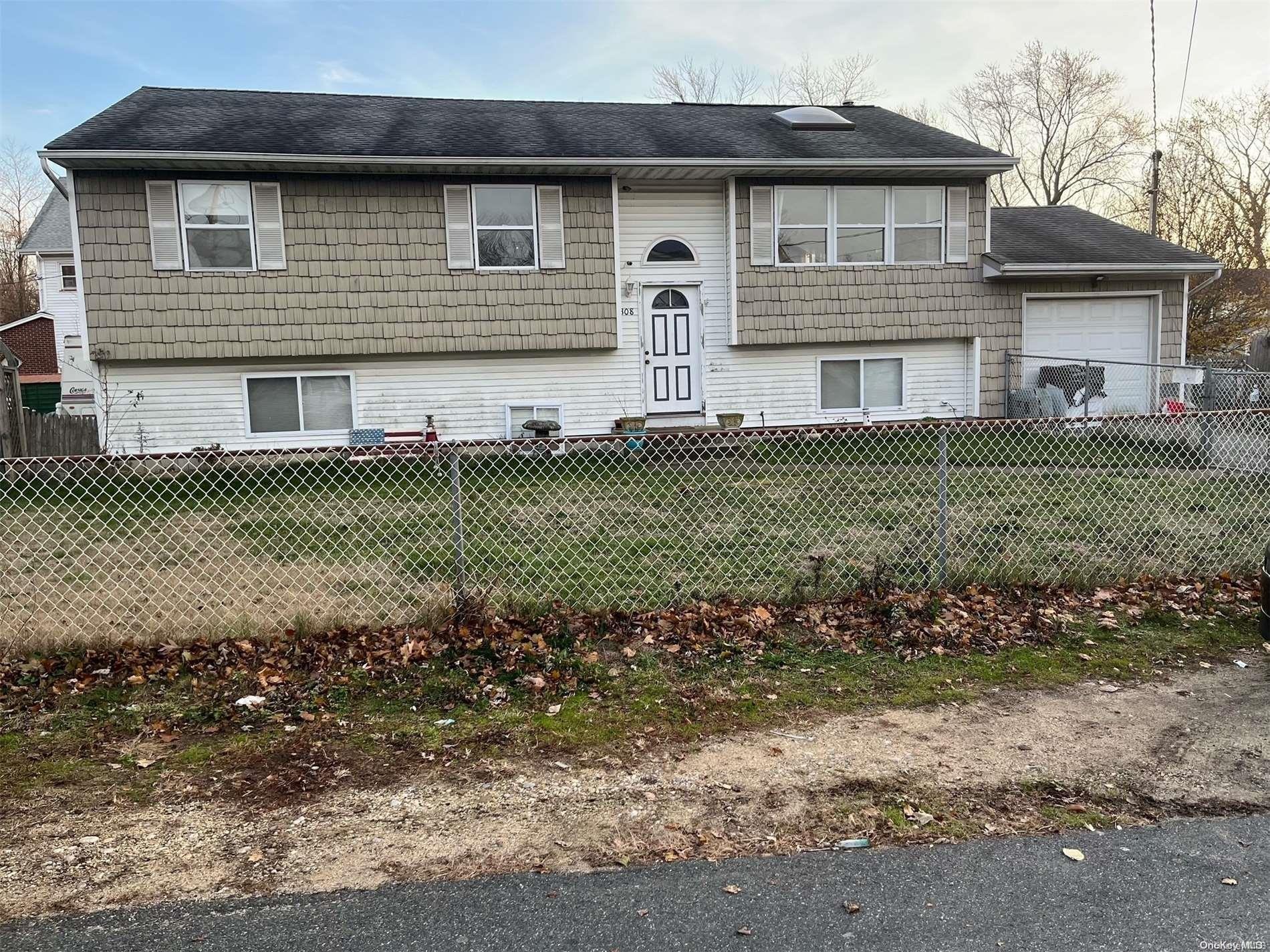 Daly Pl, Copiague, NY 11726