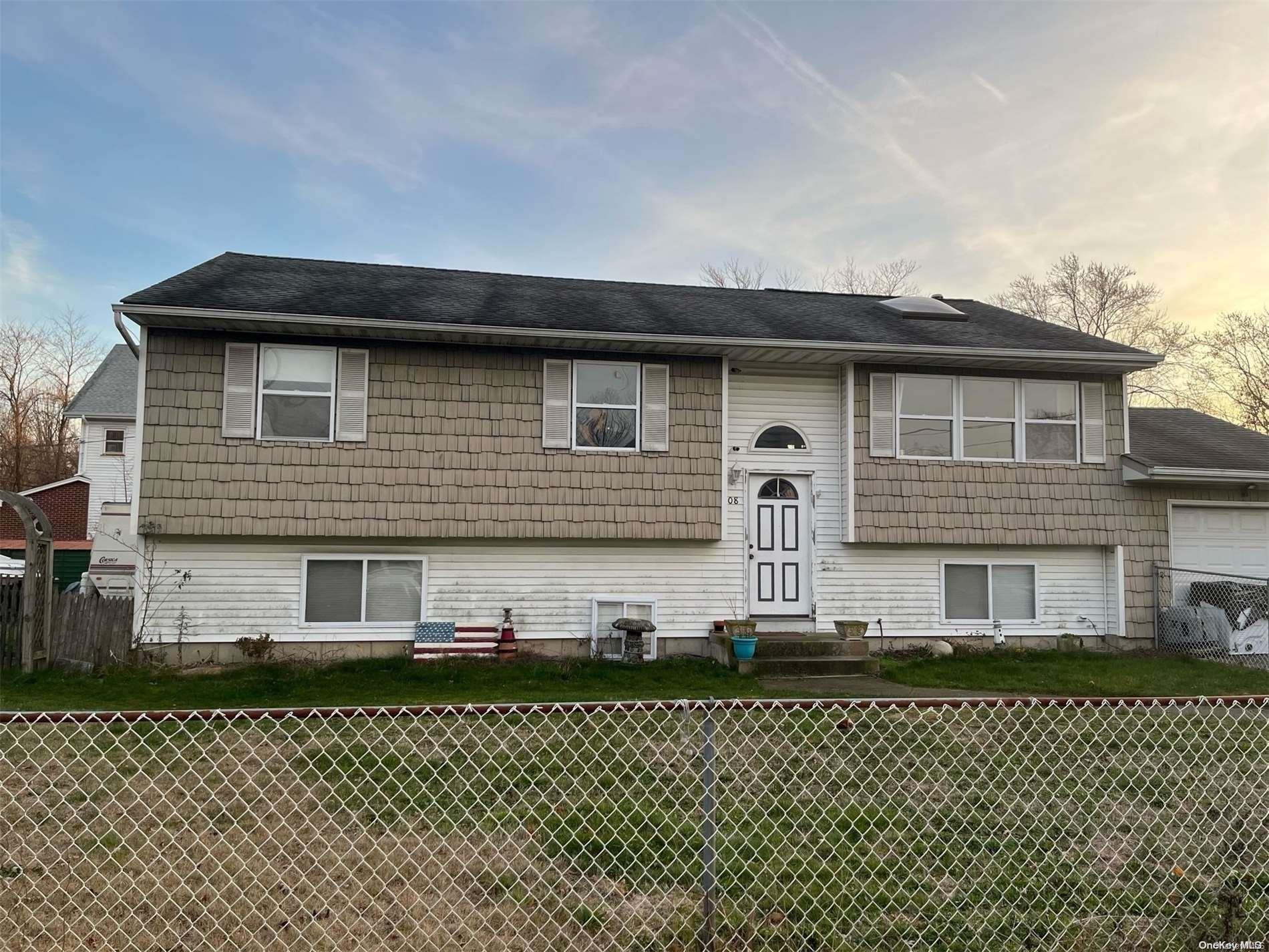 Daly Pl, Copiague, NY 11726 #1