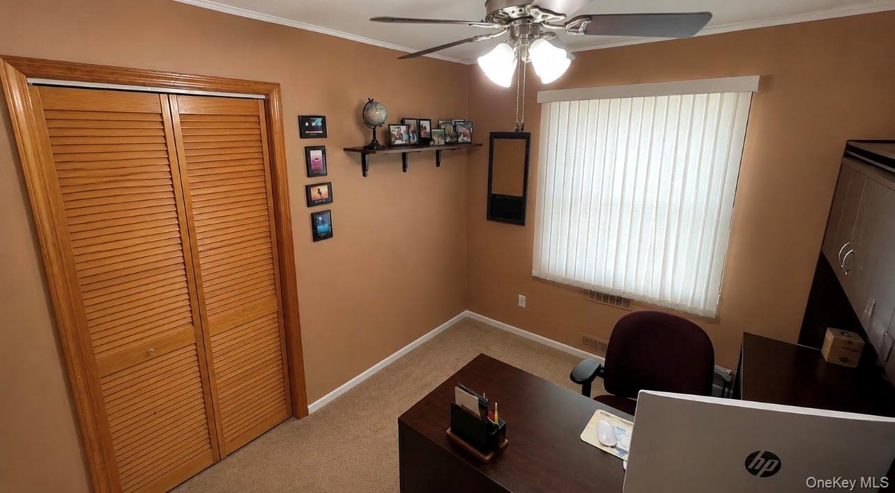 Taylor Dr, Farmingdale, NY 11735
