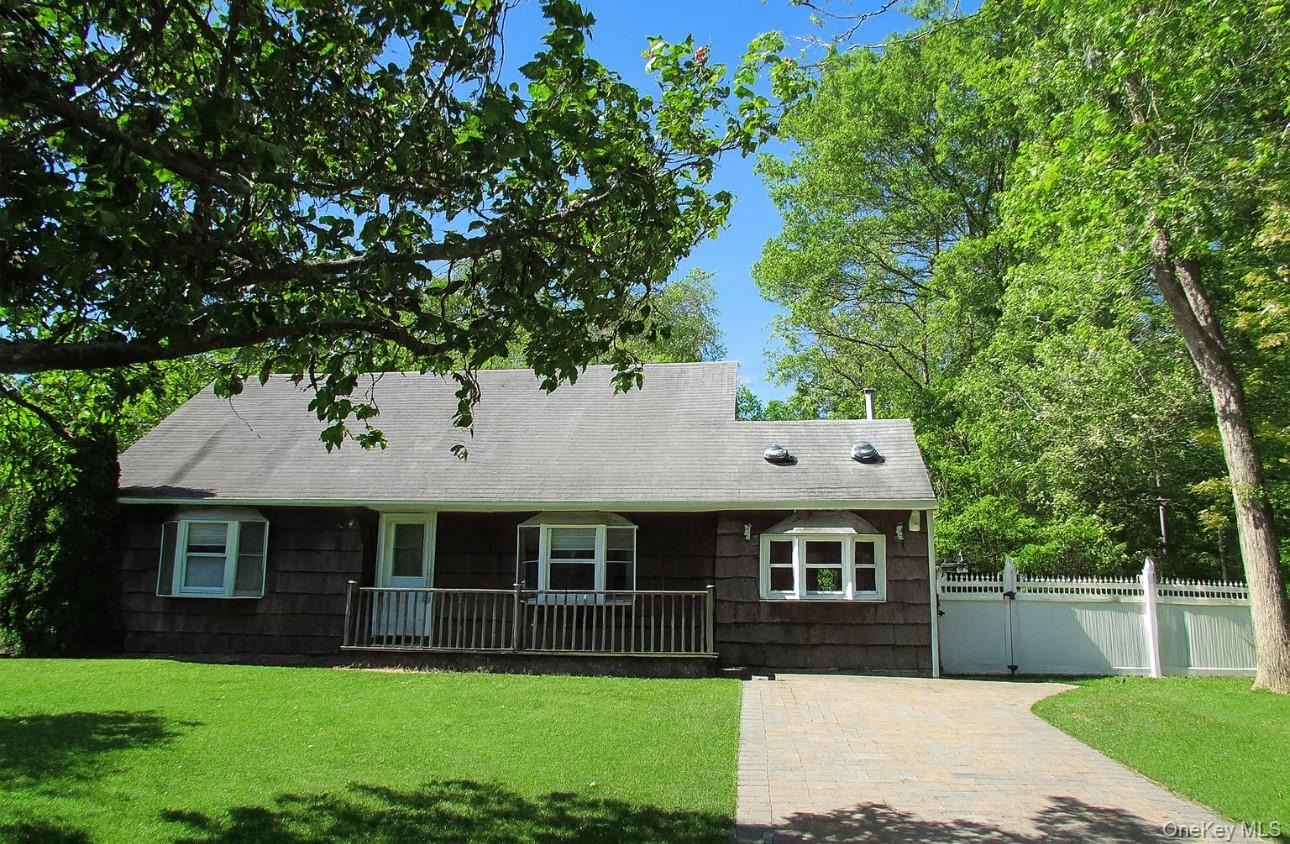 Highview Ln, Ridge, NY 11961