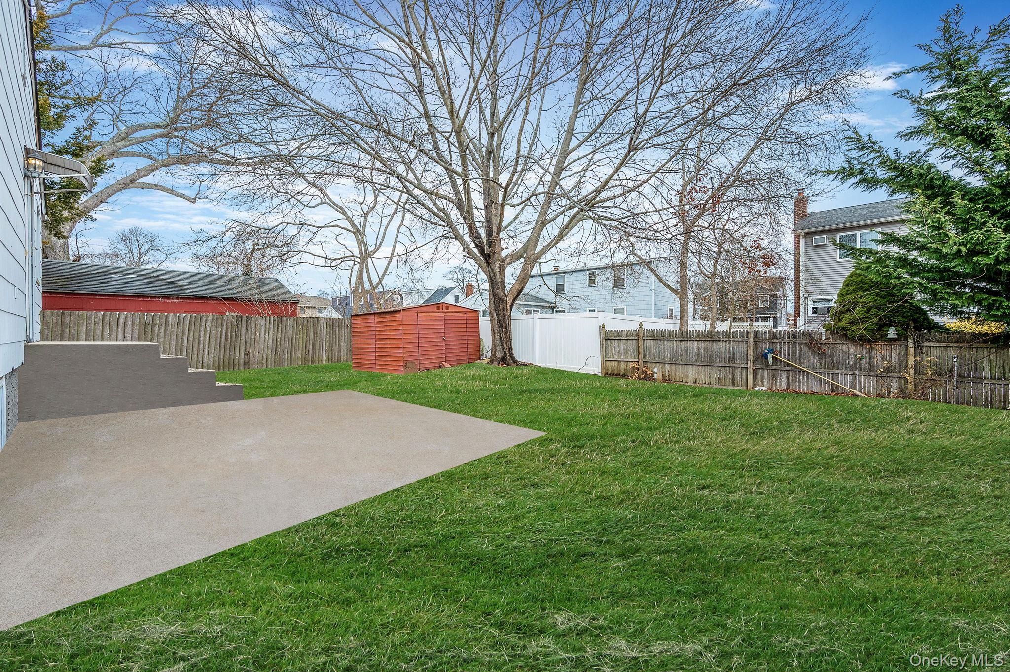 7th St, Lindenhurst, NY 11757