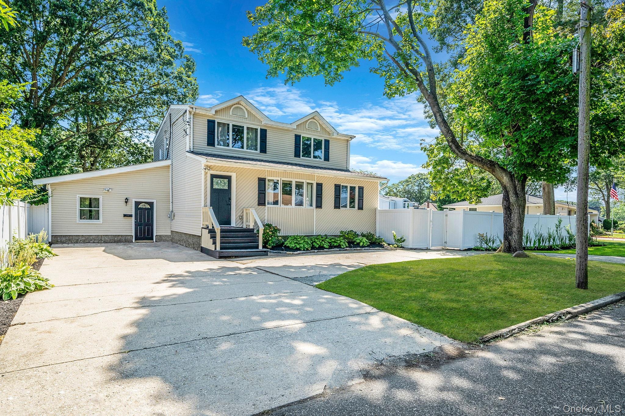 Roy Ave, West Islip, NY 11795