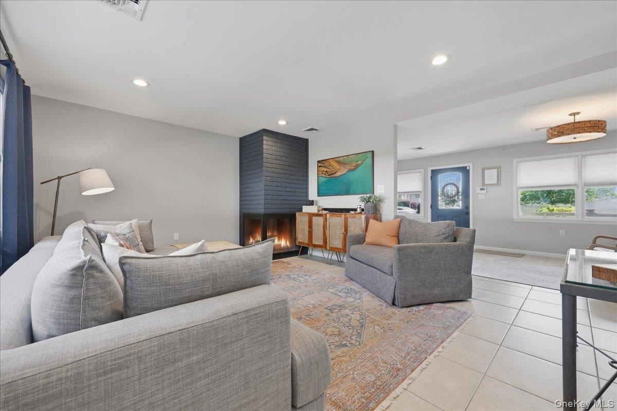Seaford Ave, Massapequa, NY 11758