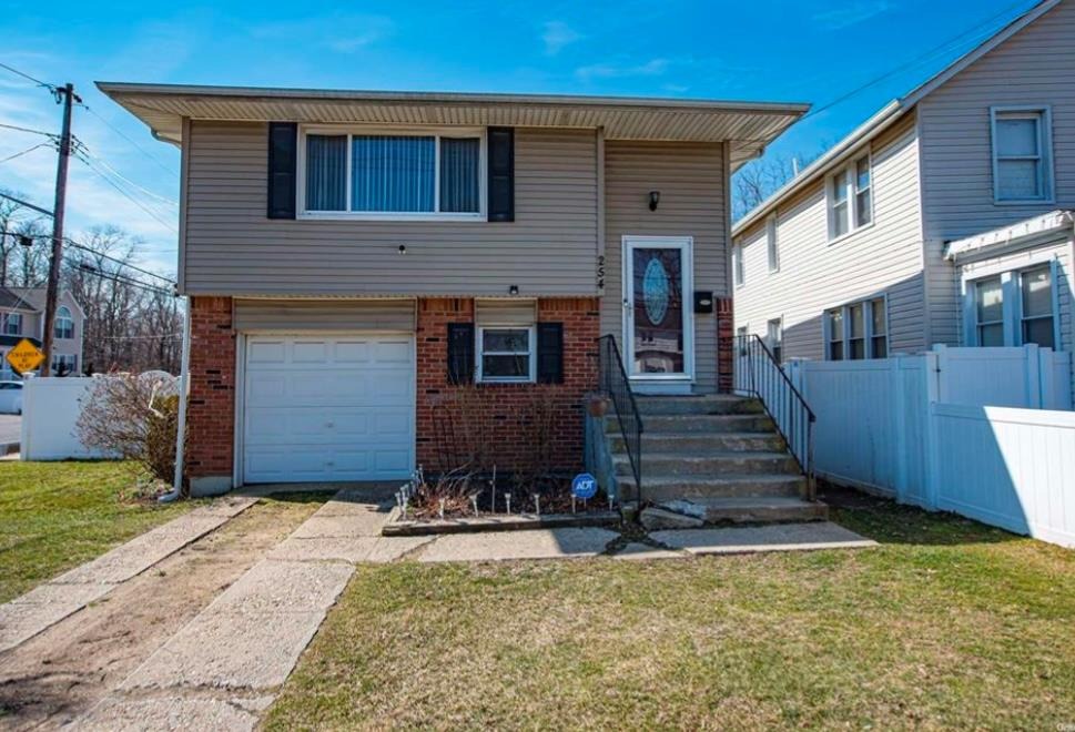 Albany Ave, Amityville, NY 11701