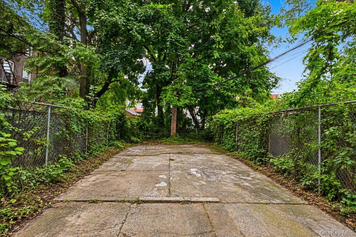 Crescent St, Brooklyn, NY 11208