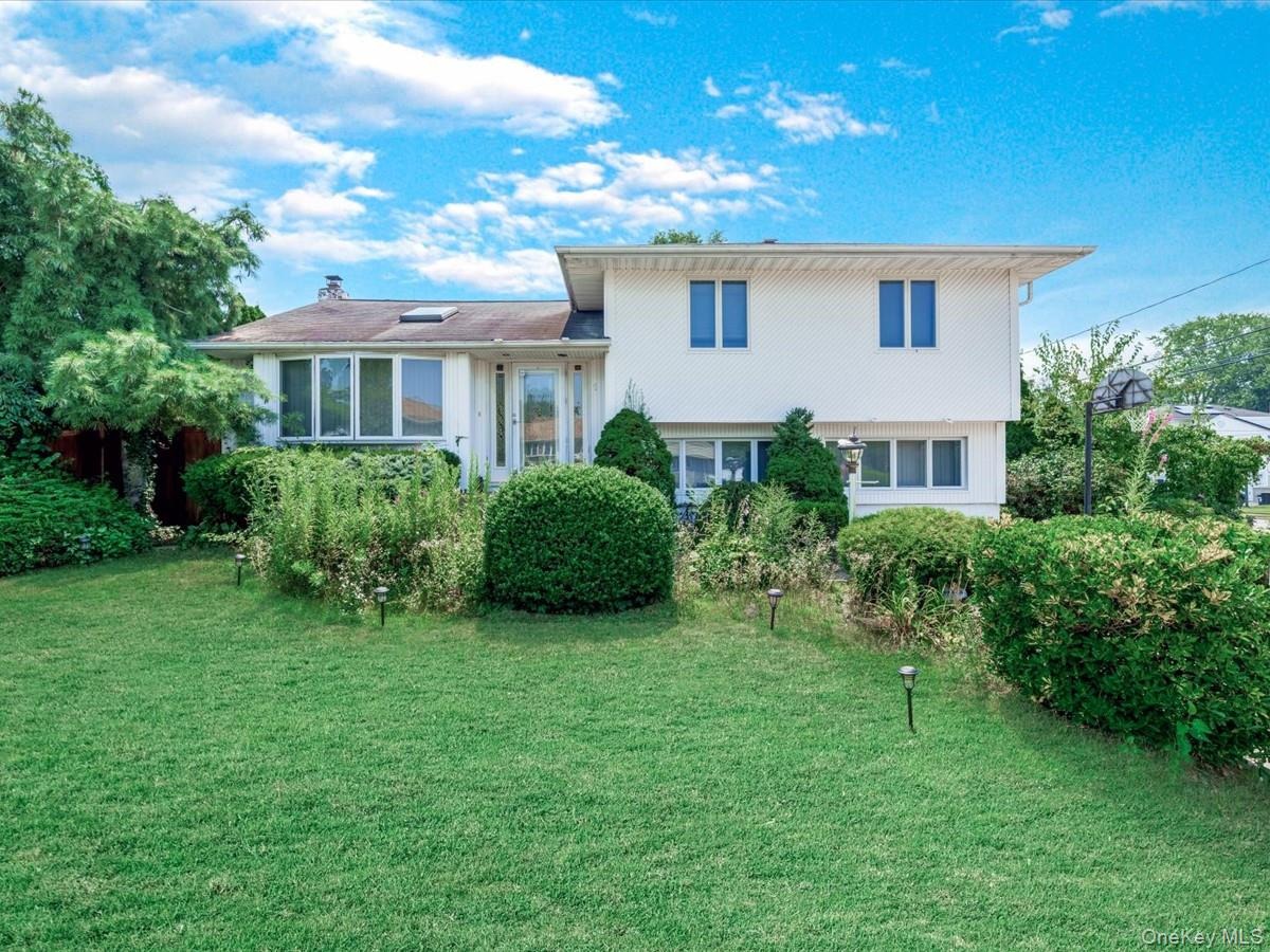 Debora Dr, Plainview, NY 11803