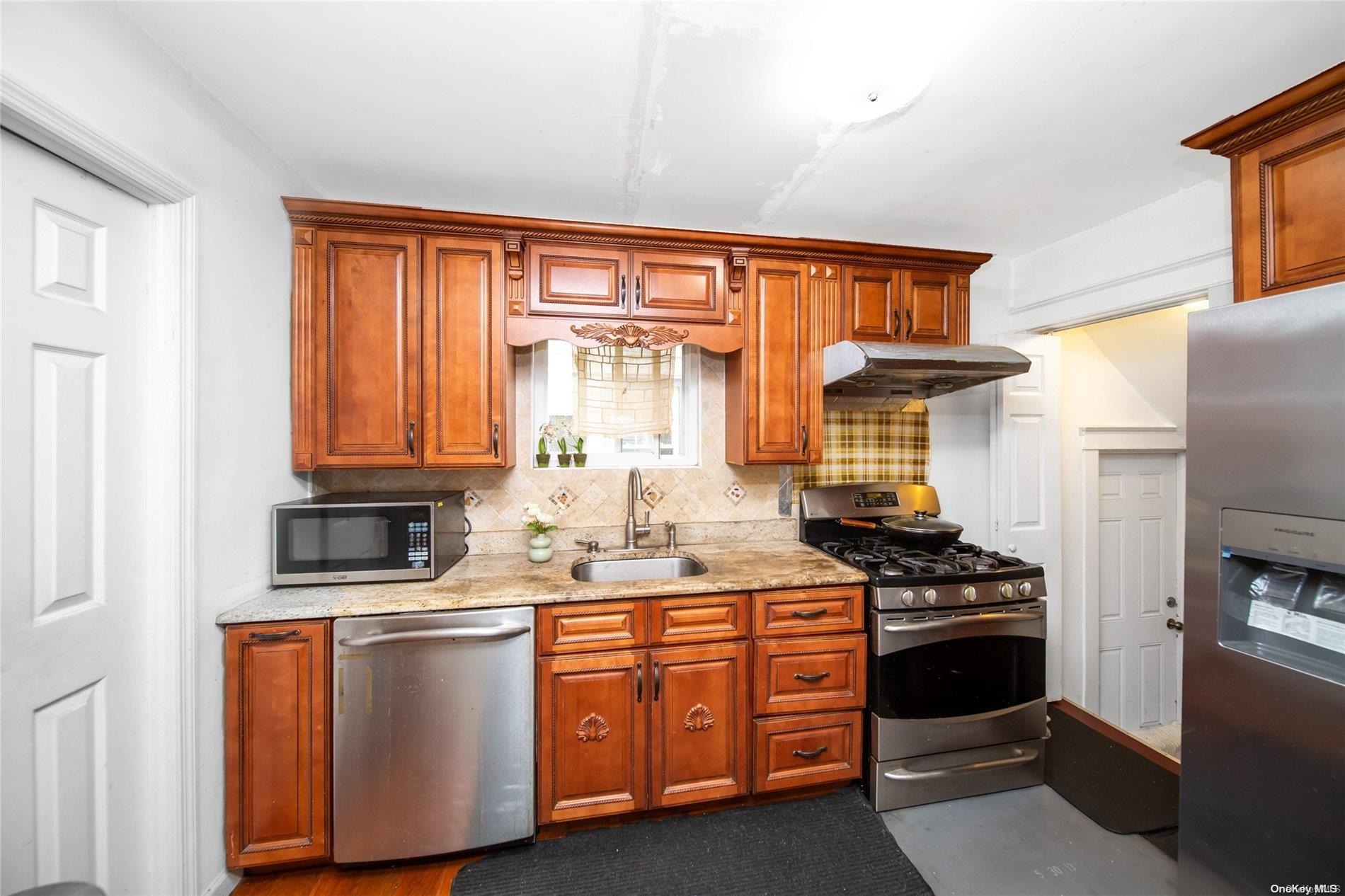 Walnut Pl, Great Neck, NY 11021