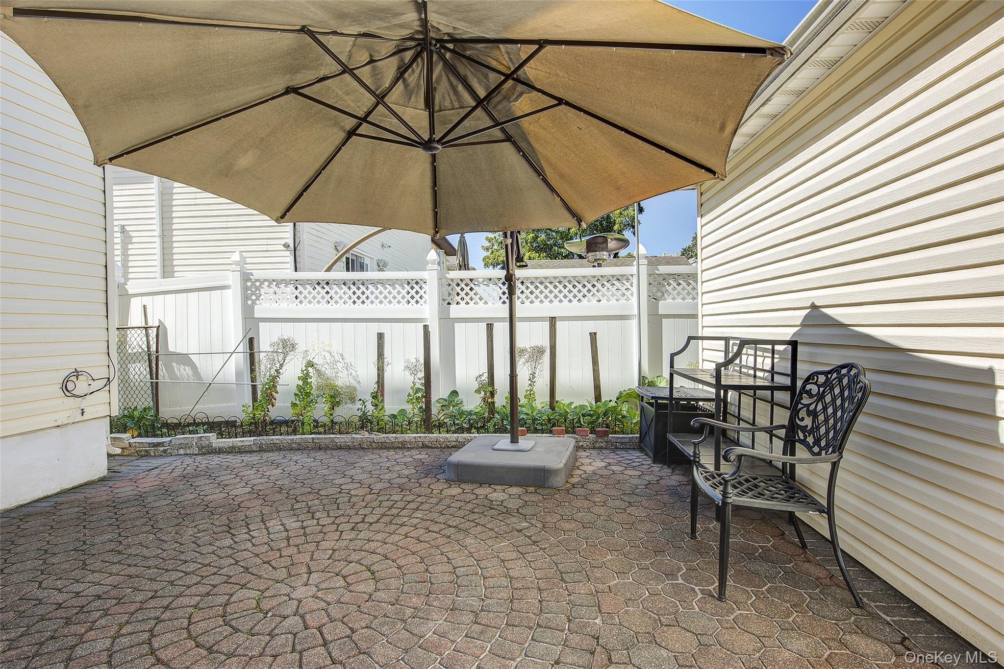 Cottage Pl, Mineola, NY 11501
