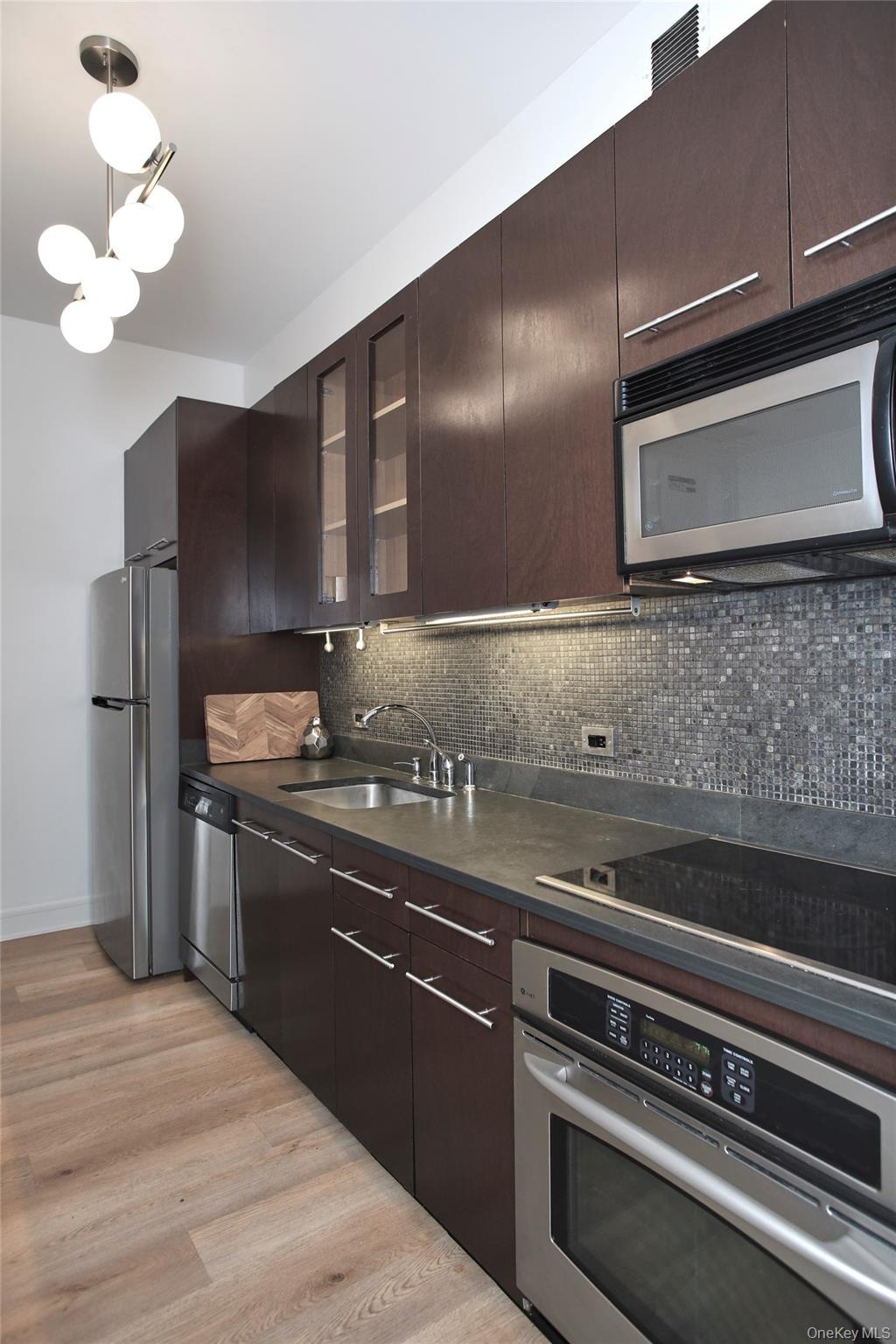 Leroy Pl, New Rochelle, NY 10805