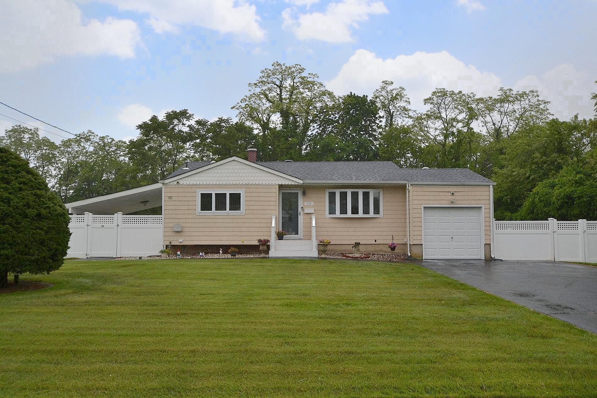 Amsterdam Ave, East Patchogue, NY 11772