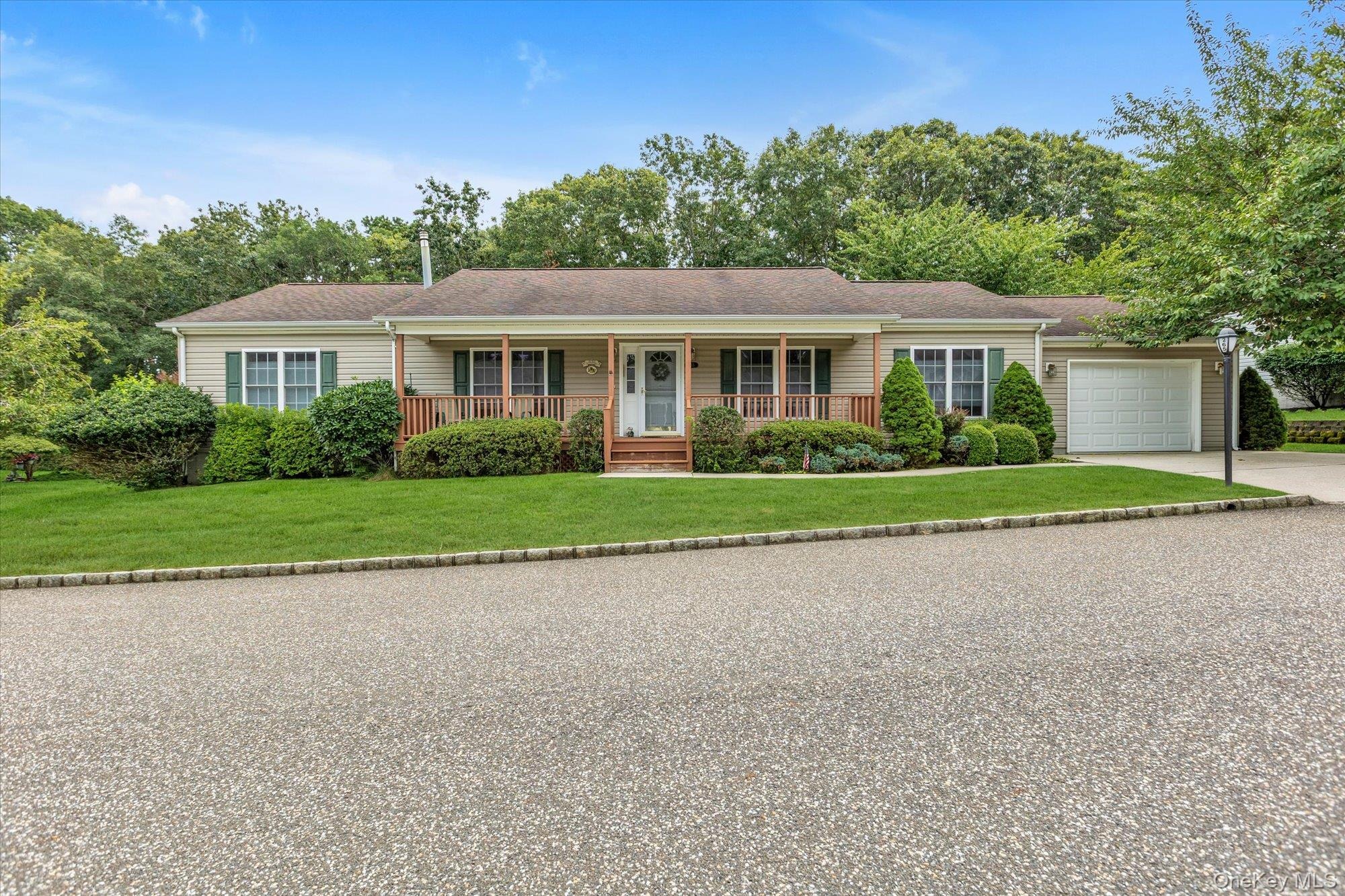 Middle Rd, Calverton, NY 11933