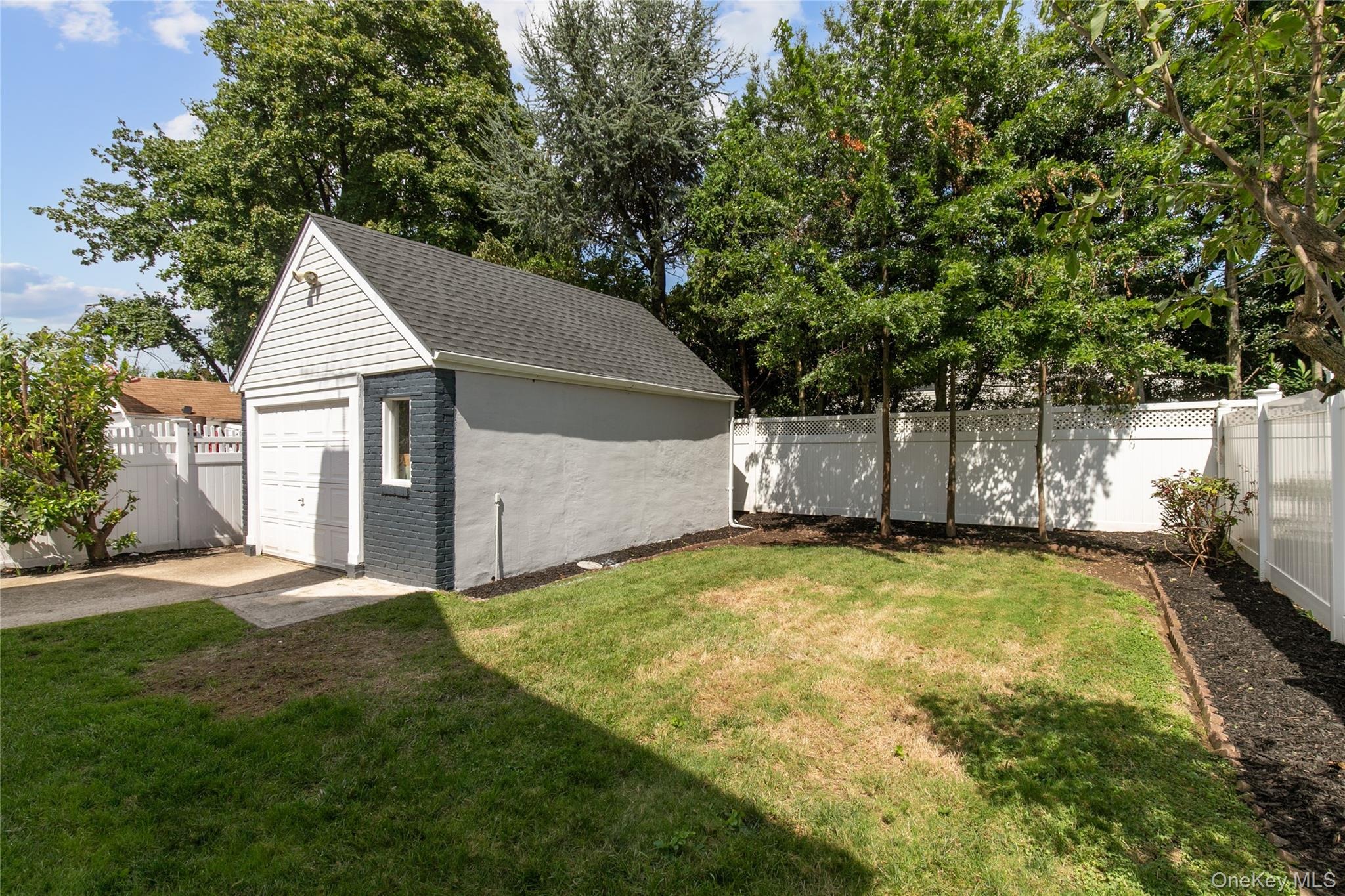 7th Ave, New Hyde Park, NY 11040