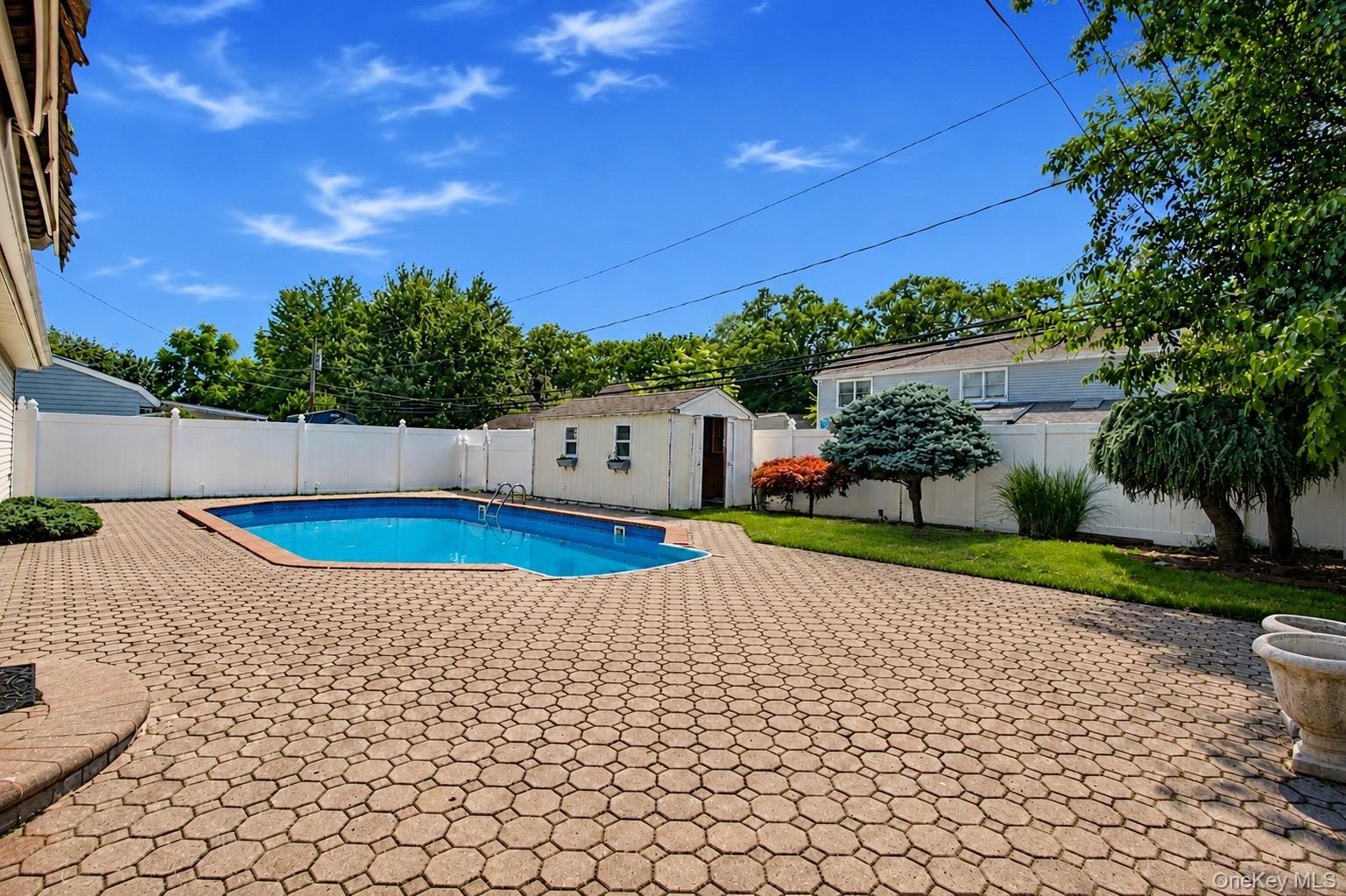 Cable Ln, Hicksville, NY 11801