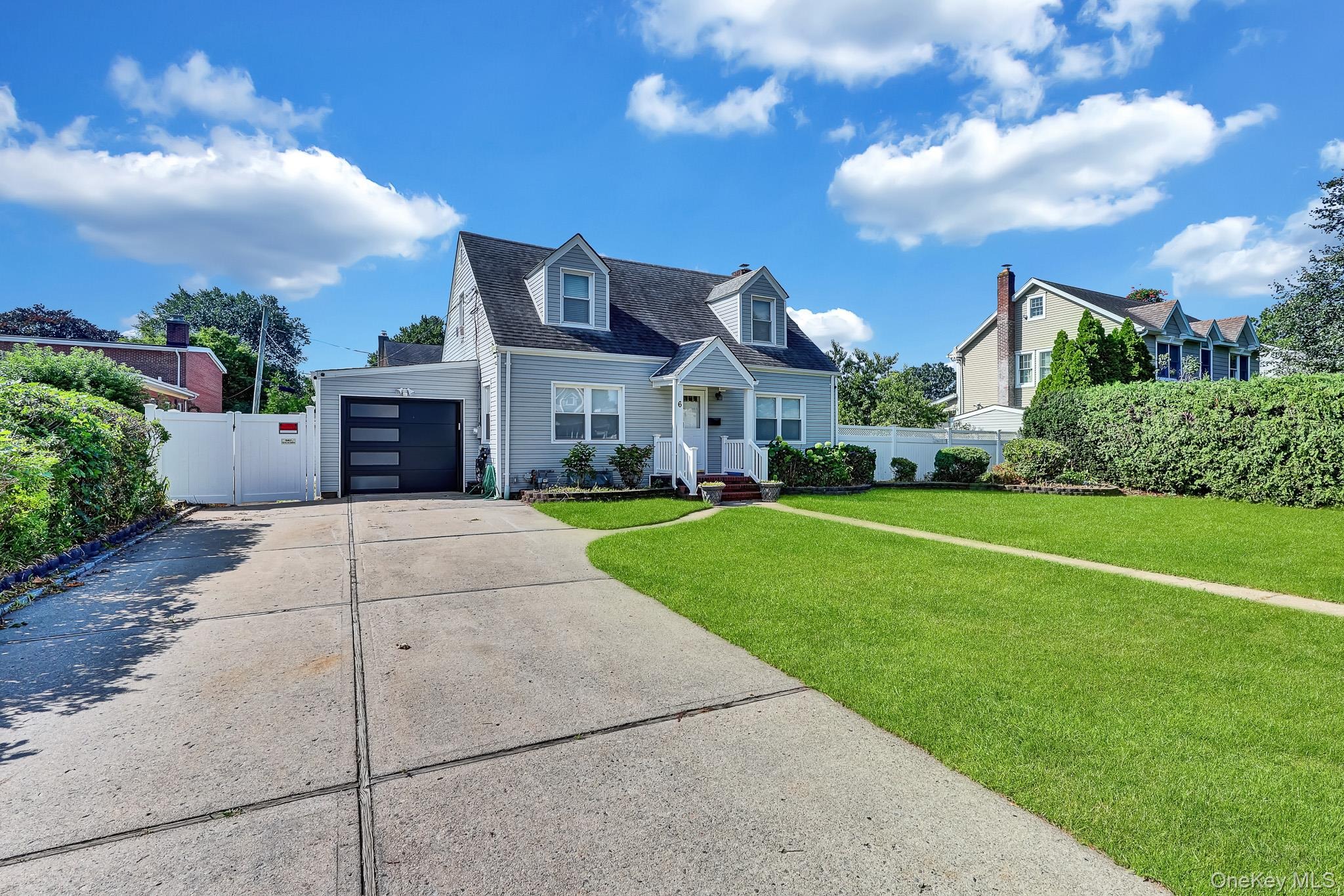 Manchester St, Westbury, NY 11590