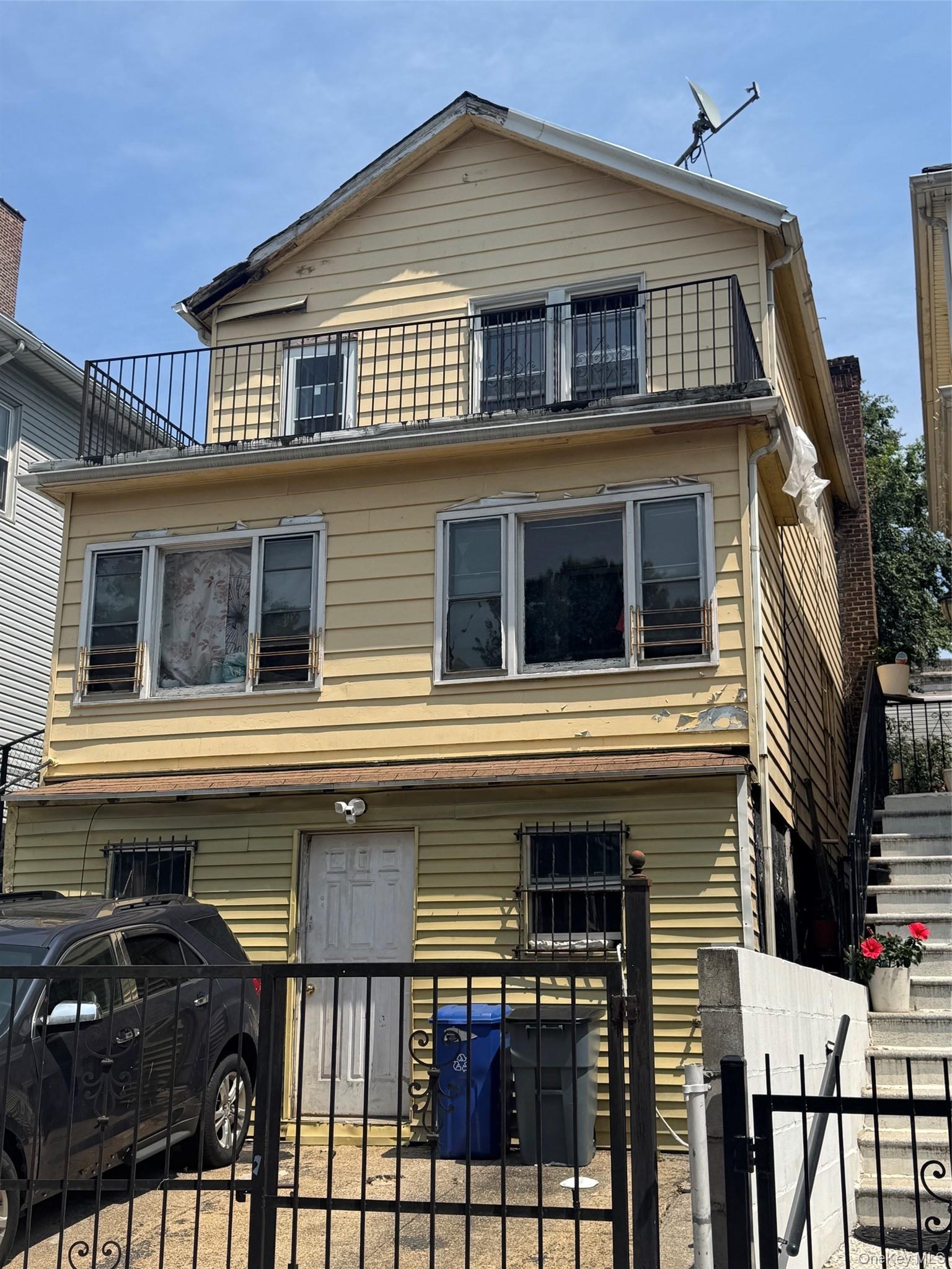 Hennessy Pl, Bronx, NY 10453