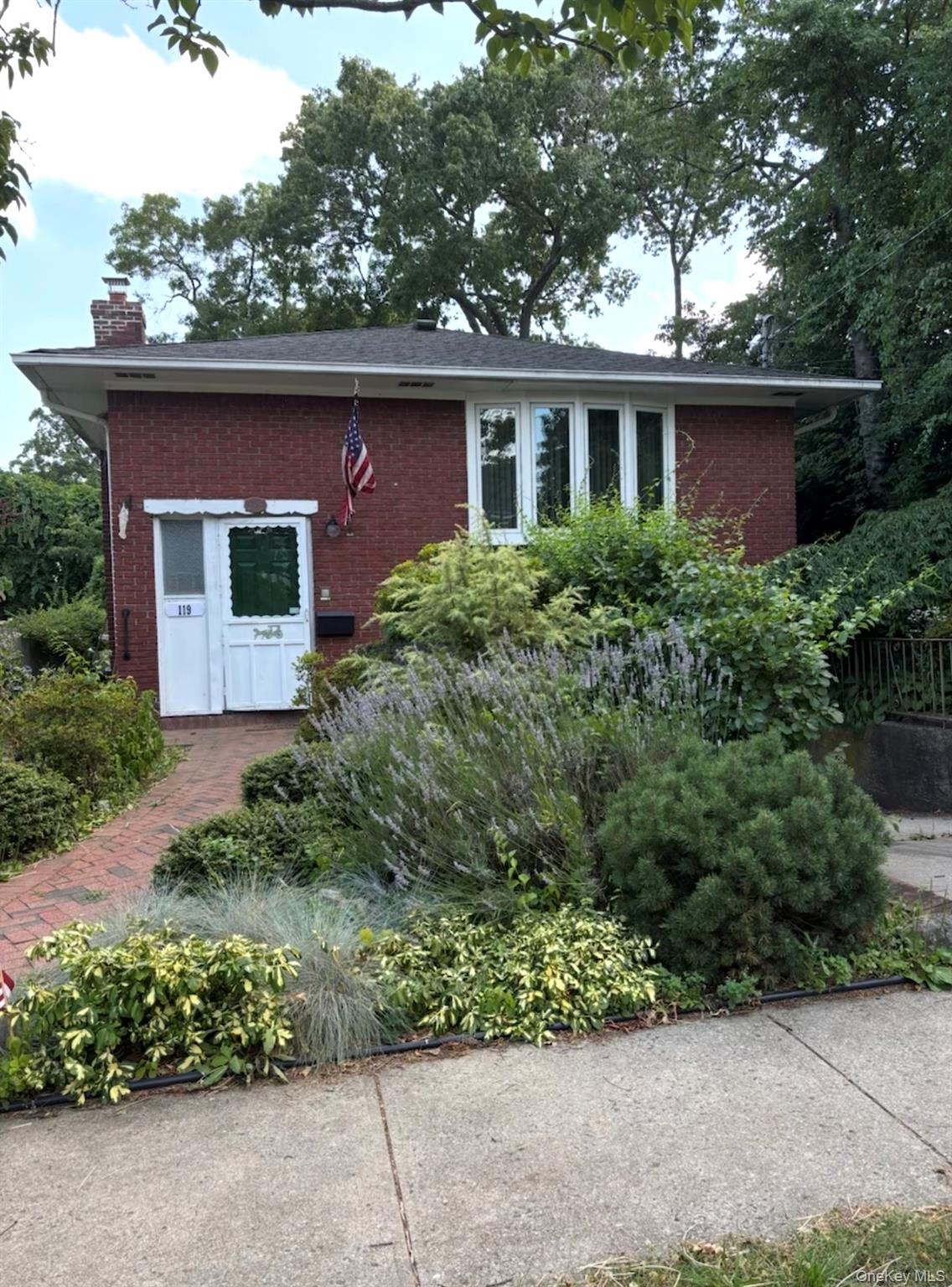 Norwood Ave, Malverne, NY 11565
